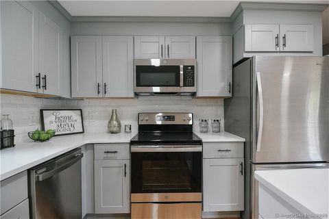 Tiny photo for 10 N Cobblers Court, East Lyme, CT 06357 (MLS # 24137349)