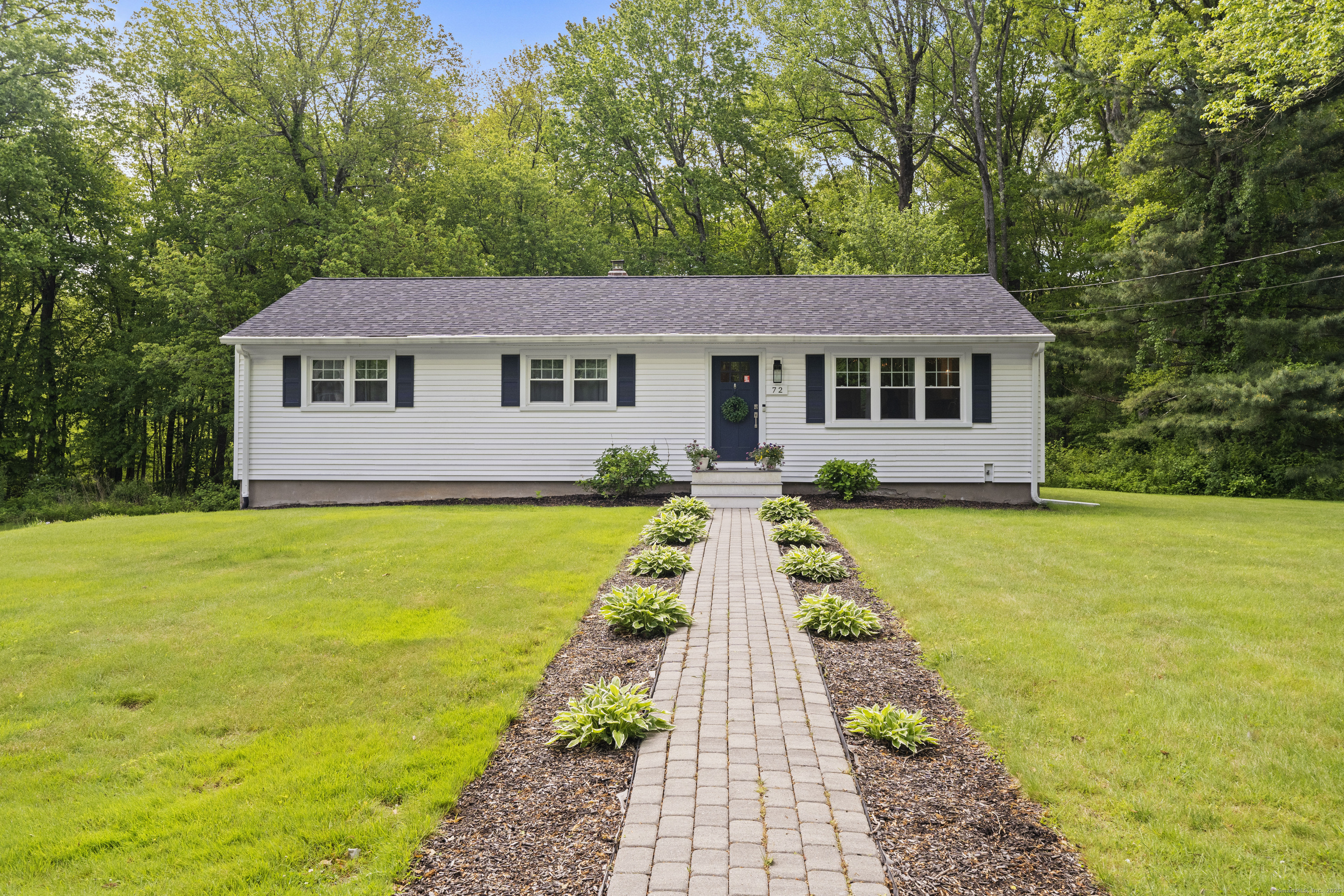 Twin Brook Terrace, Monroe, Connecticut - 3 Bedrooms  
2 Bathrooms  
5 Rooms - 