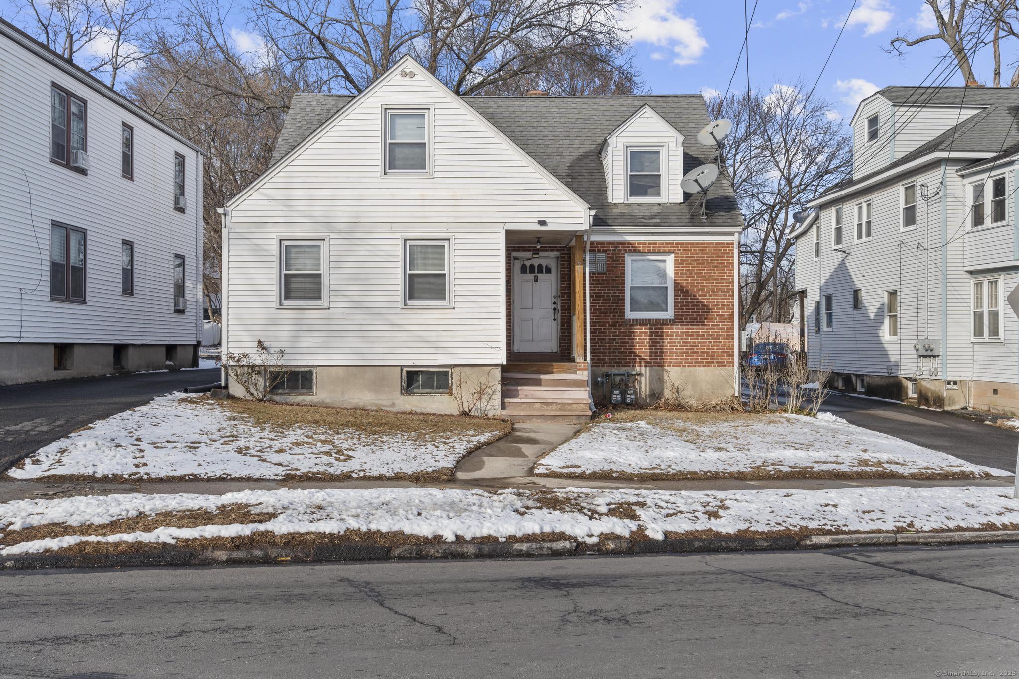 Roxbury Street, Hartford, Connecticut - 4 Bedrooms  
2 Bathrooms  
10 Rooms - 