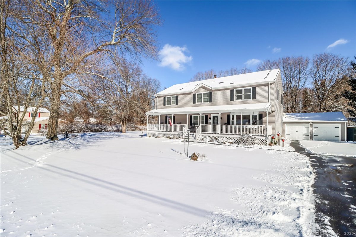 39 Williamsburg Drive, Monroe, Connecticut - 4 Bedrooms  
3 Bathrooms  
9 Rooms - 