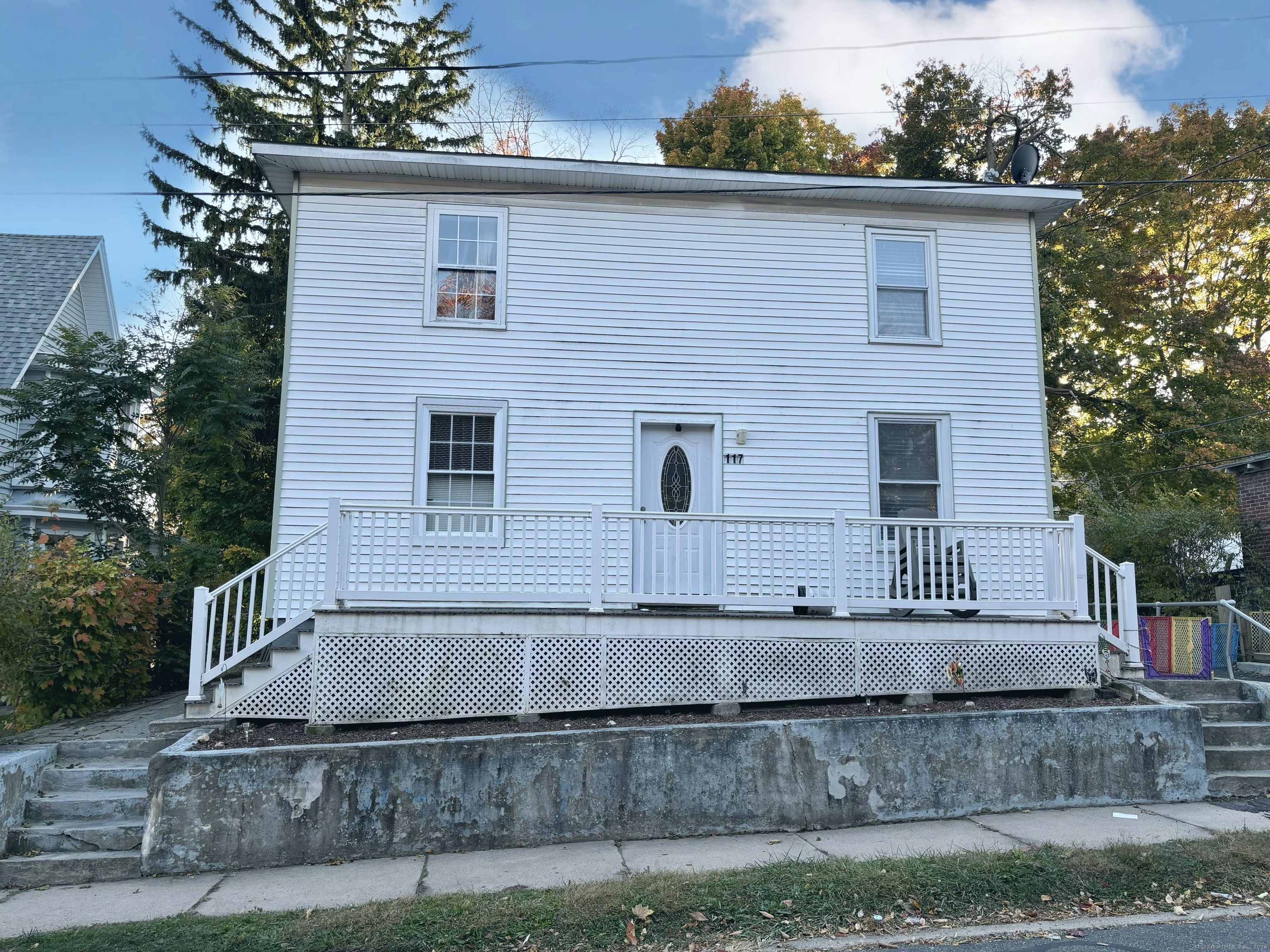 Property for Sale at Charles Street, Meriden, Connecticut - Bedrooms: 6 
Bathrooms: 3.5 
Rooms: 10  - $284,900