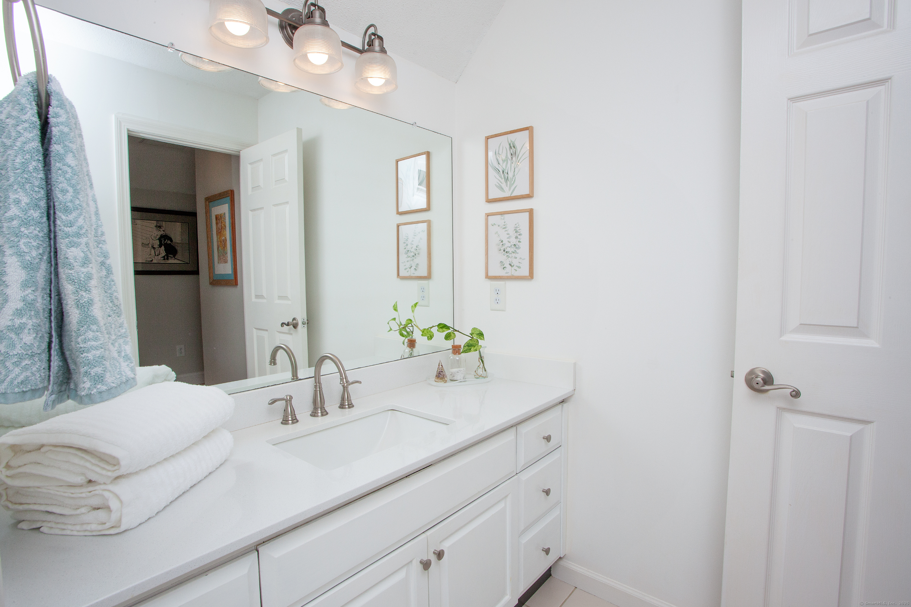 Granby, Connecticut 06035, United States, 3 Bedrooms Bedrooms, ,3 BathroomsBathrooms,Residential,Pending,191830