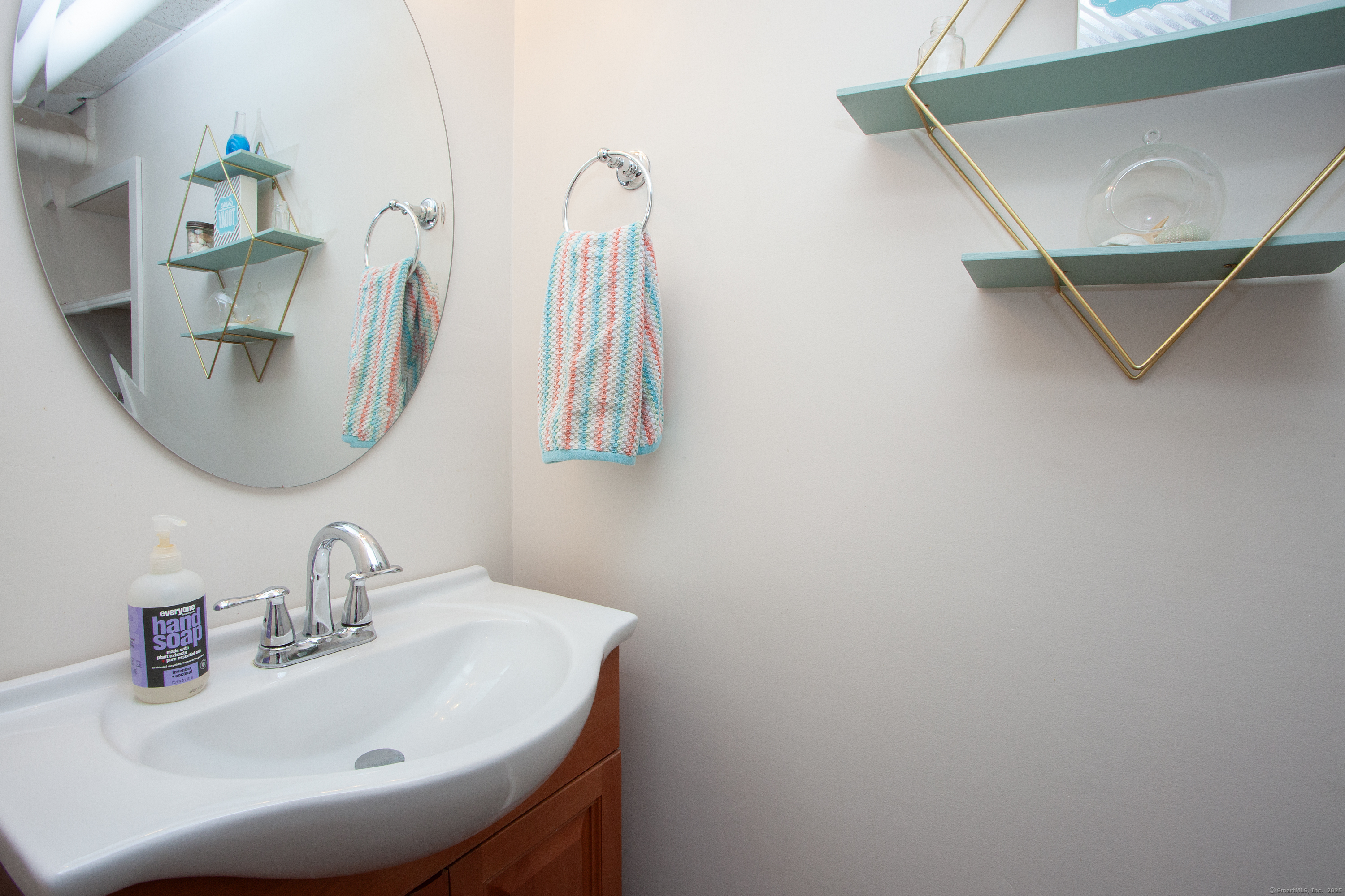 Granby, Connecticut 06035, United States, 3 Bedrooms Bedrooms, ,3 BathroomsBathrooms,Residential,Pending,191830