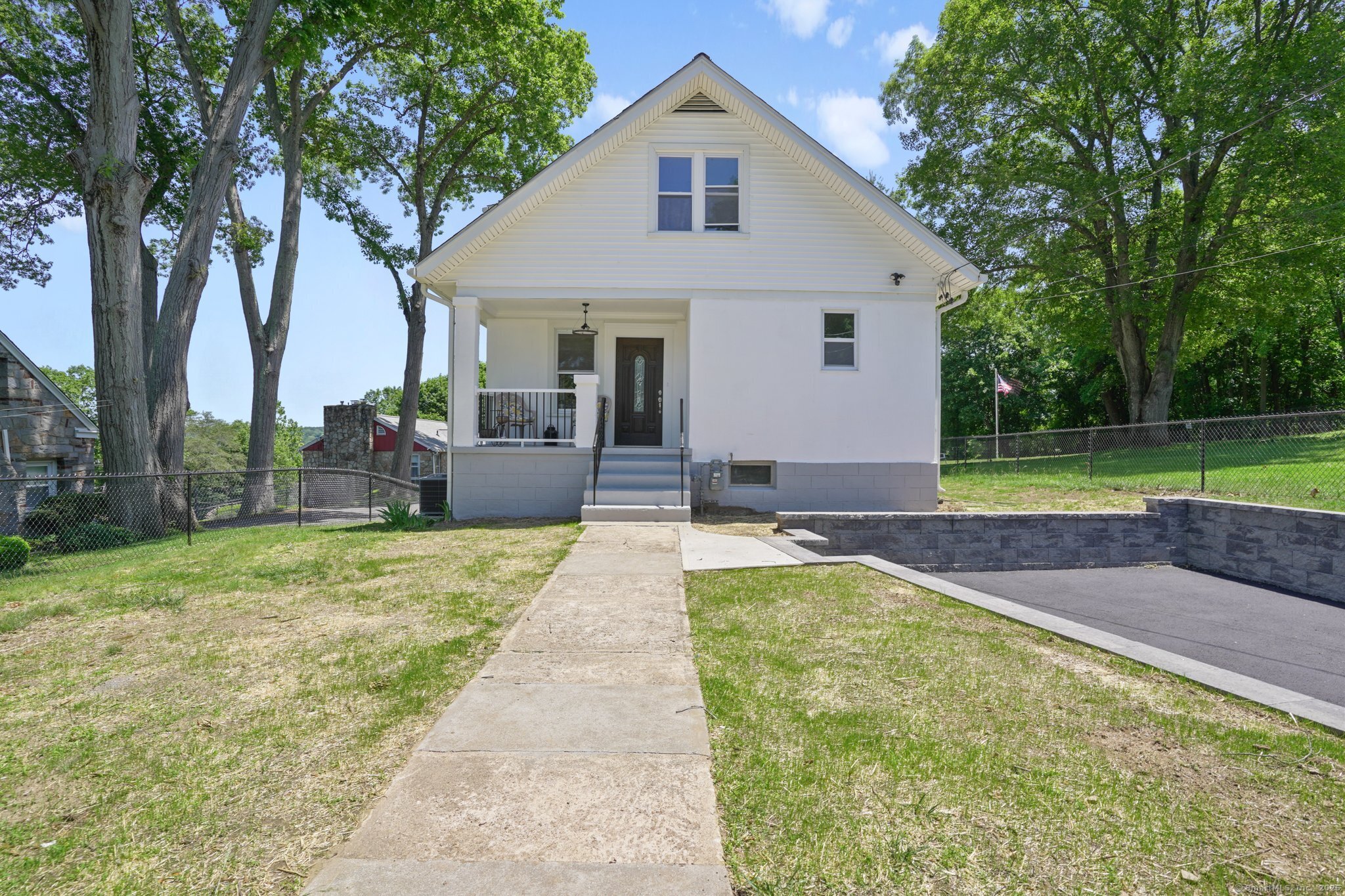 Mary Street, Shelton, Connecticut - 3 Bedrooms  
2 Bathrooms  
6 Rooms - 