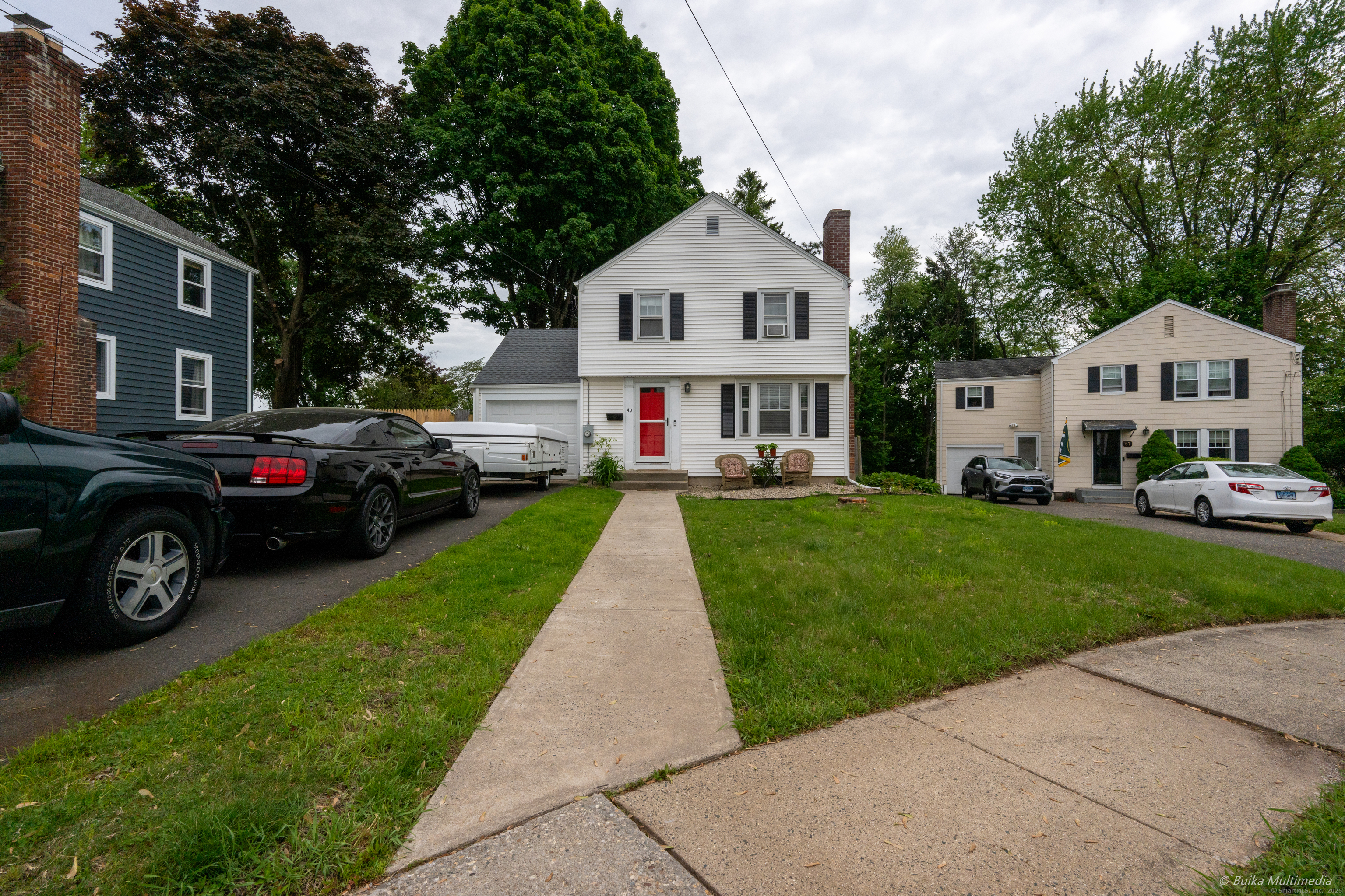 Taylor Road, West Hartford, Connecticut - 2 Bedrooms  
2 Bathrooms  
5 Rooms - 