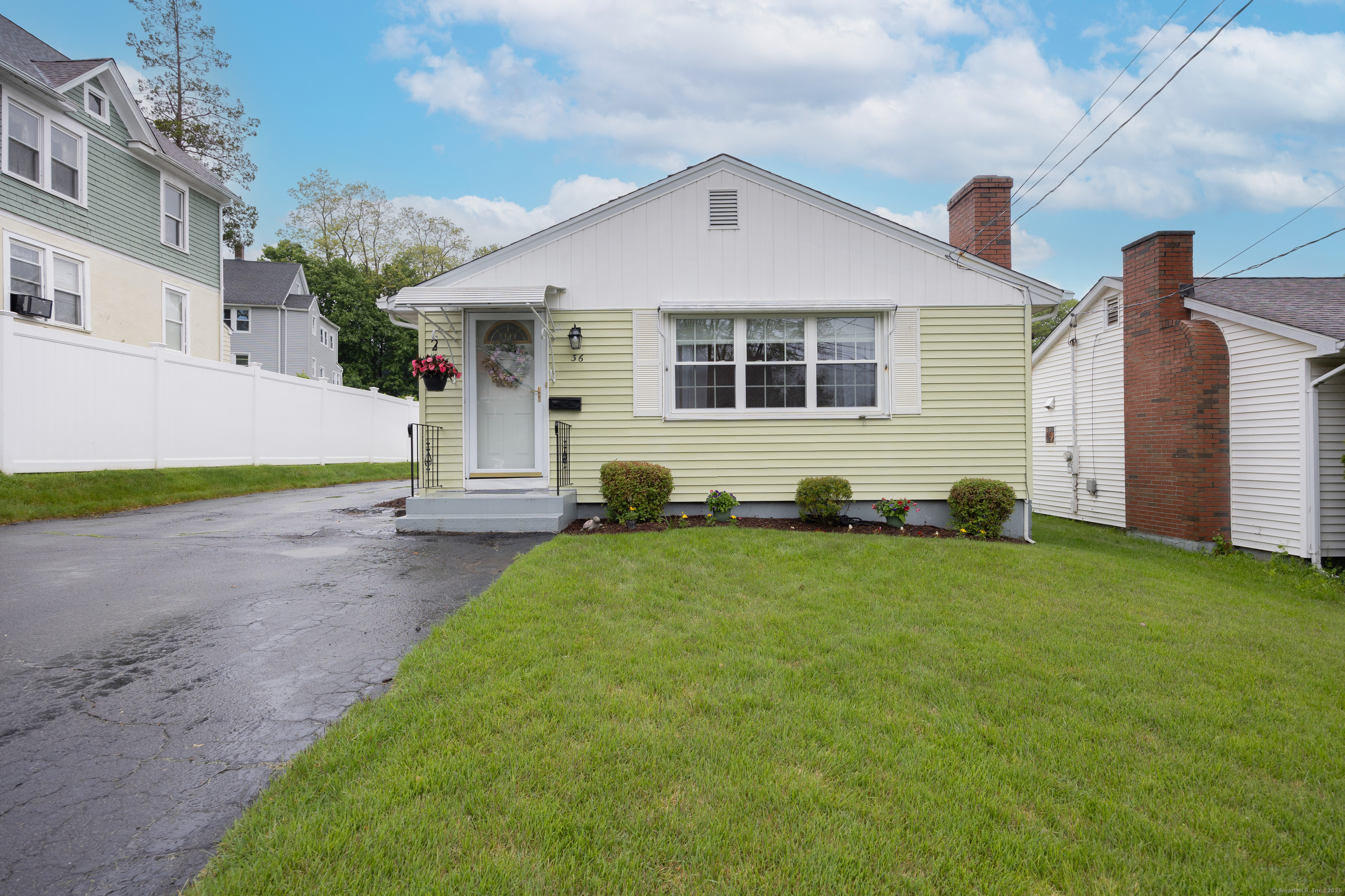 Rockwell Avenue, Bristol, Connecticut - 2 Bedrooms  
1 Bathrooms  
5 Rooms - 