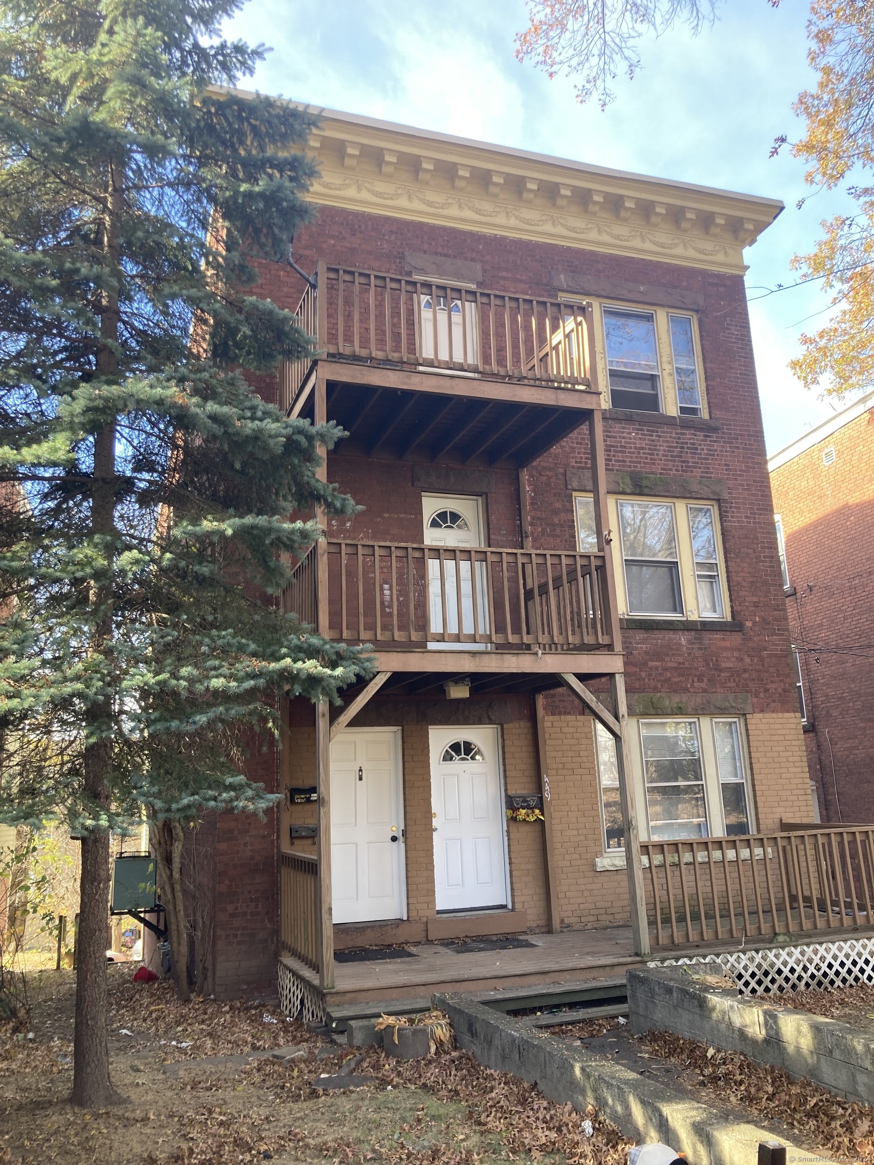 Rental Property at 447 Summit Street 1, Hartford, Connecticut - Bedrooms: 3 
Bathrooms: 1 
Rooms: 6  - $1,950 MO.