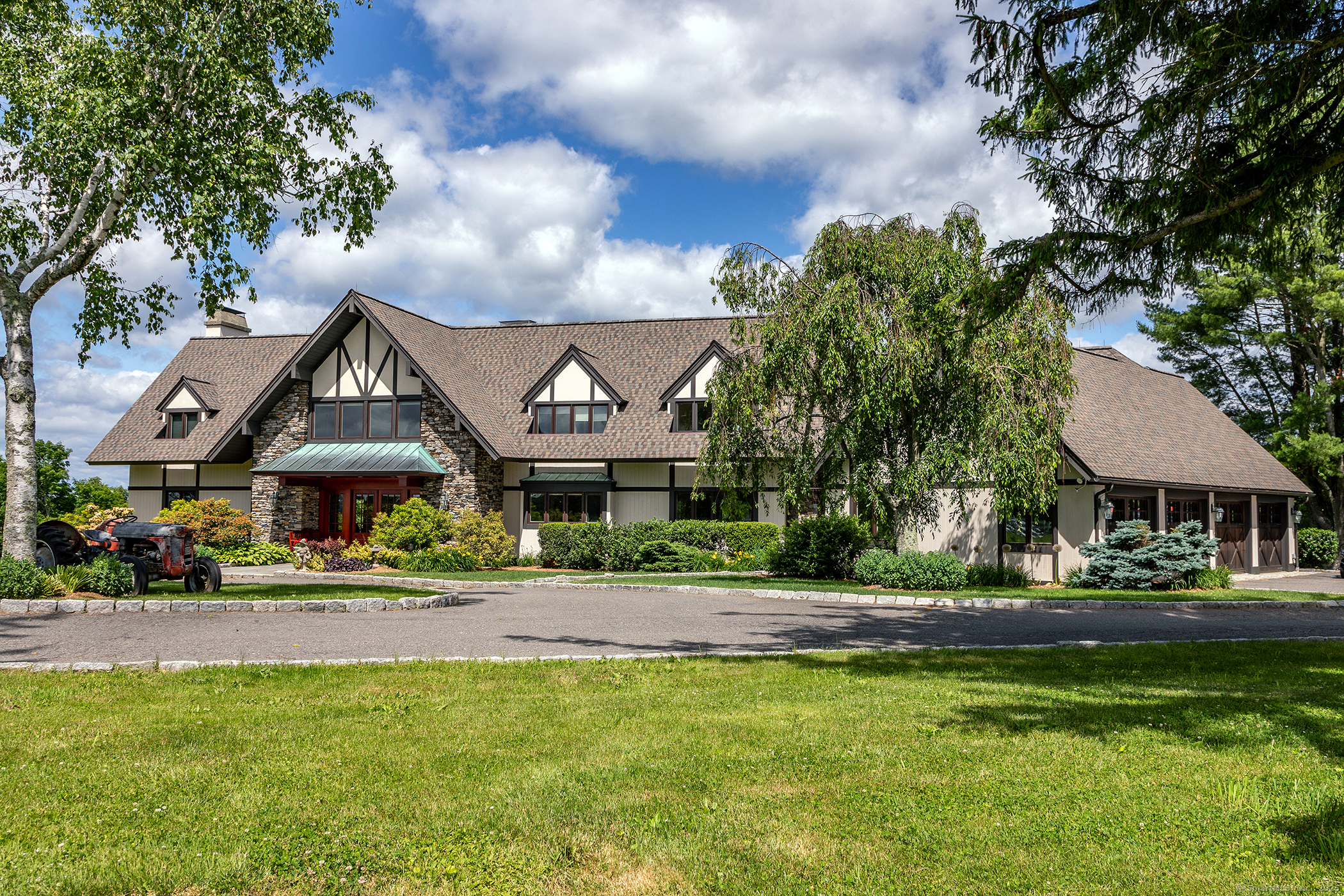 Old Sherman Hill Road, Woodbury, Connecticut - 4 Bedrooms  
5 Bathrooms  
11 Rooms - 