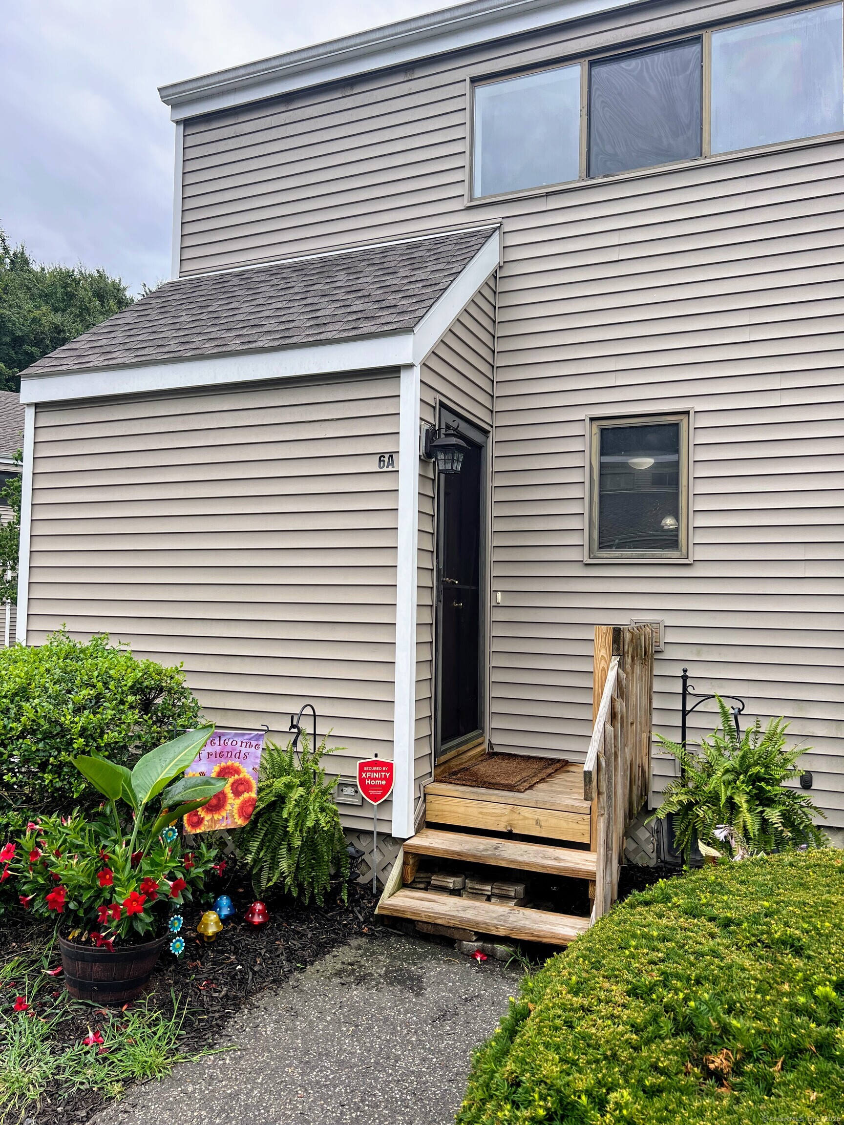 51 Brook Street Apt 6A, Naugatuck, Connecticut - 2 Bedrooms  
2 Bathrooms  
4 Rooms - 