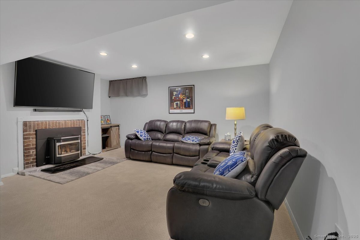 Woodbury, Connecticut 06798, United States, 2 Bedrooms Bedrooms, ,3 BathroomsBathrooms,Residential,Active,248845