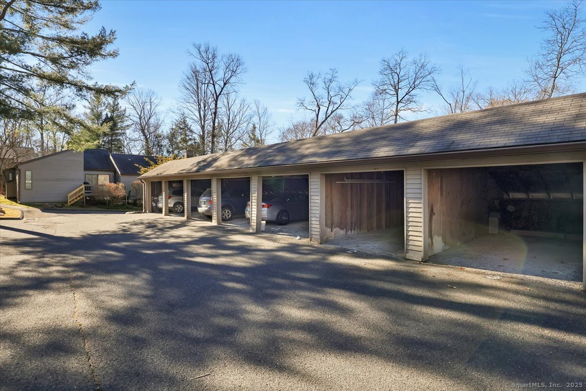 Woodbury, Connecticut 06798, United States, 2 Bedrooms Bedrooms, ,3 BathroomsBathrooms,Residential,Active,248845