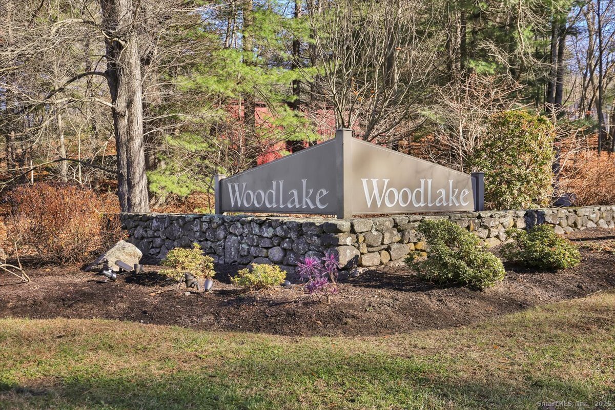 Woodbury, Connecticut 06798, United States, 2 Bedrooms Bedrooms, ,3 BathroomsBathrooms,Residential,Active,248845