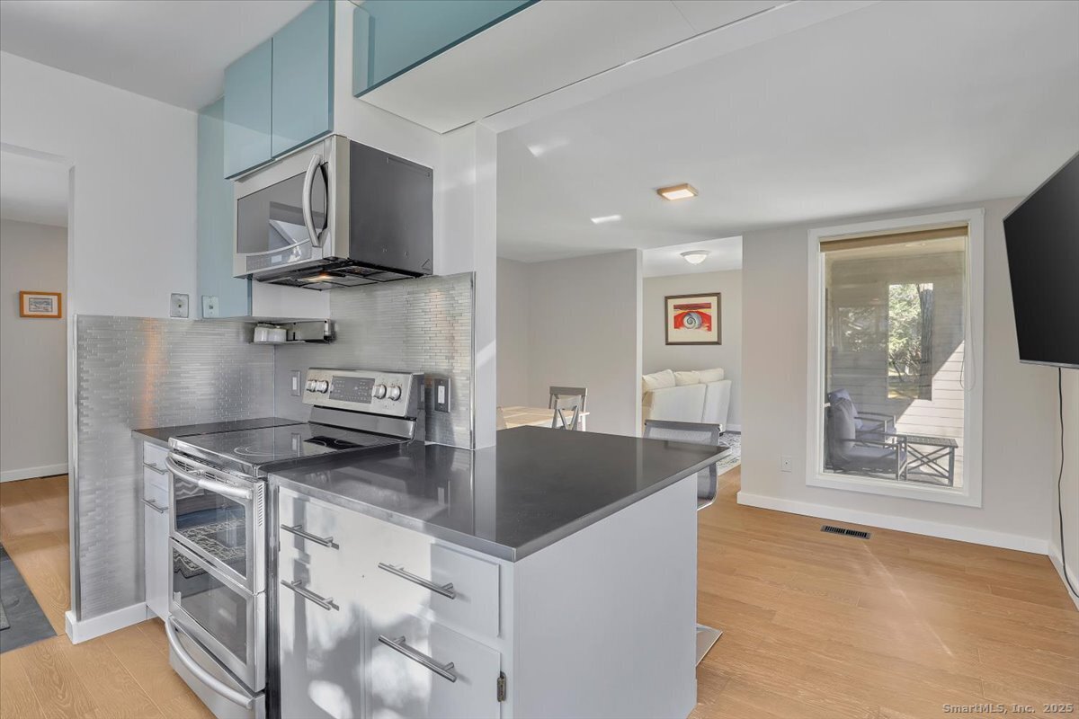 Woodbury, Connecticut 06798, United States, 2 Bedrooms Bedrooms, ,3 BathroomsBathrooms,Residential,Active,248845