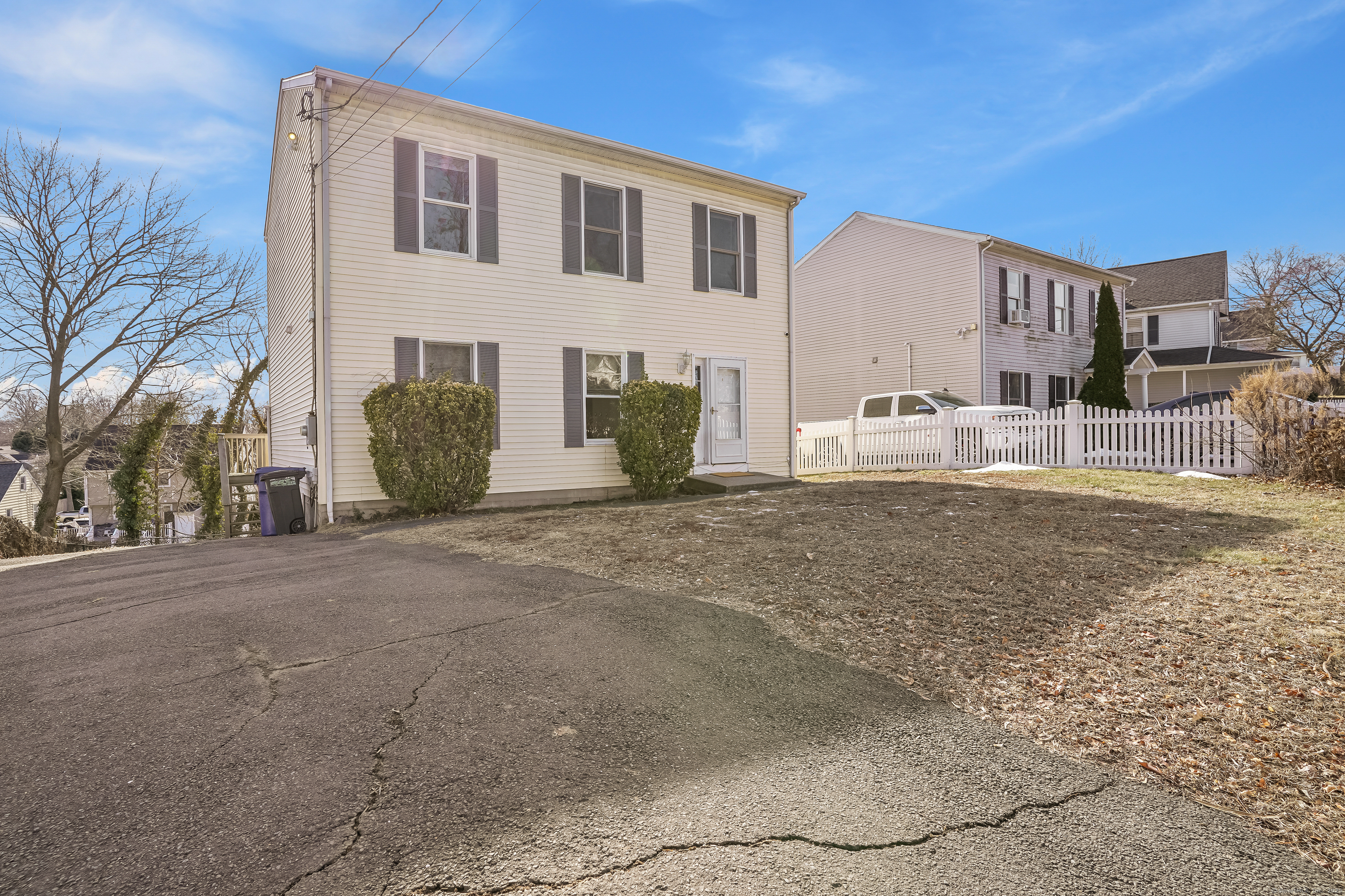 South Street, Norwalk, Connecticut - 3 Bedrooms  
3 Bathrooms  
6 Rooms - 