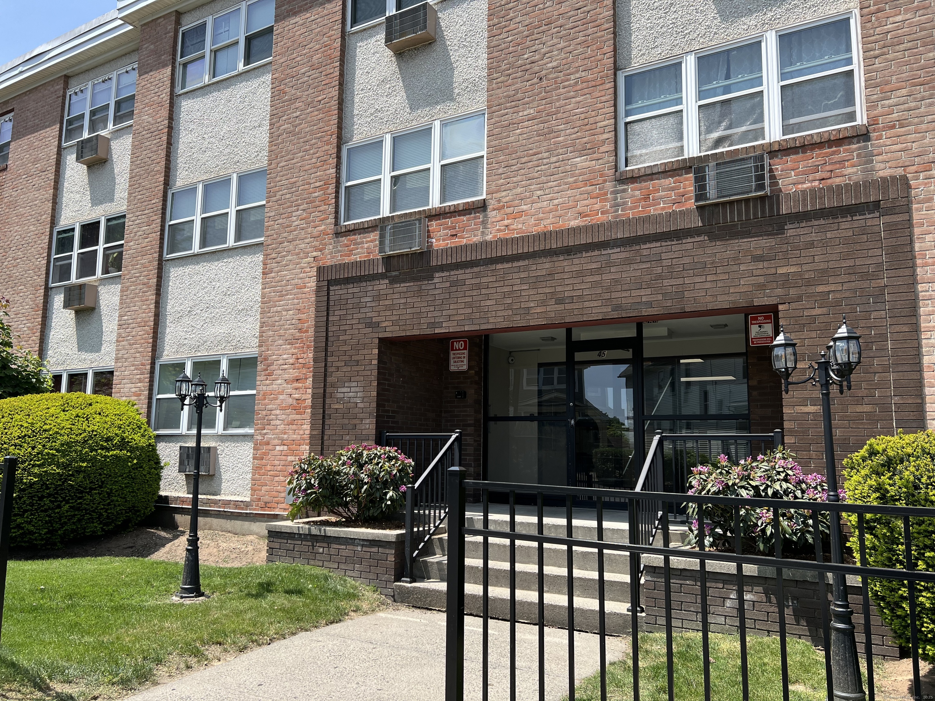 Monroe Street B2, Bridgeport, Connecticut - 1 Bedrooms  
1 Bathrooms  
5 Rooms - 