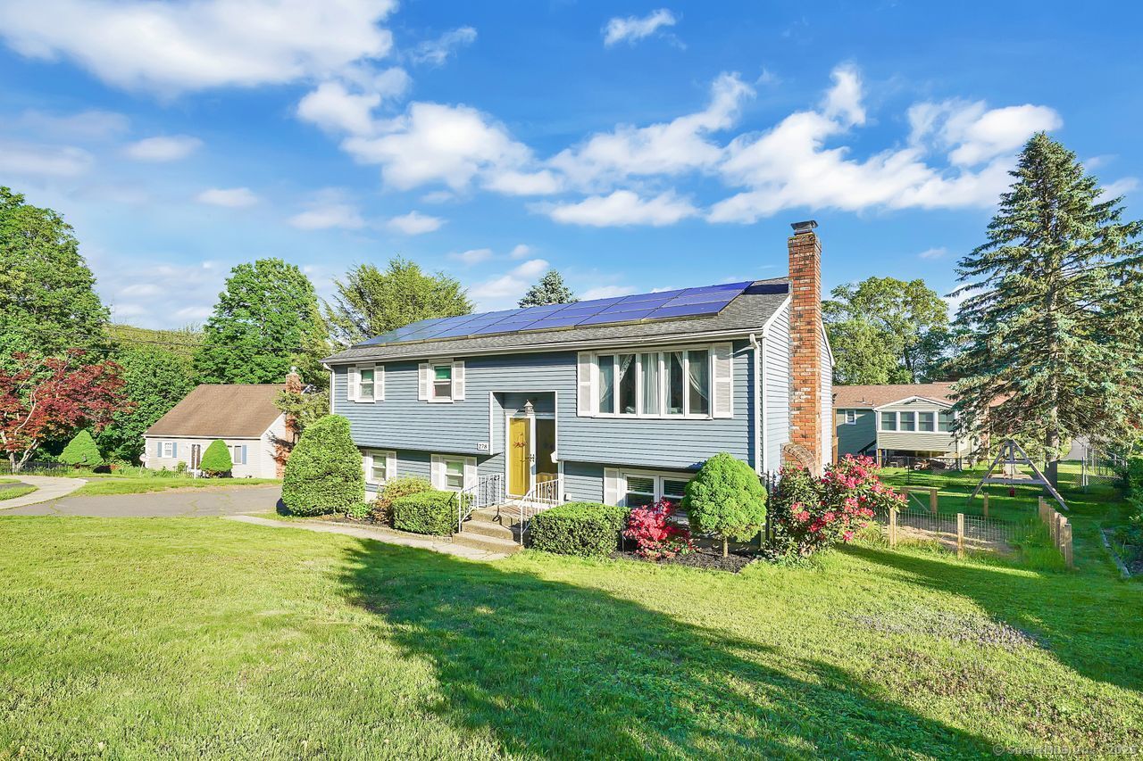 High Street, Bristol, Connecticut - 3 Bedrooms  
2 Bathrooms  
6 Rooms - 