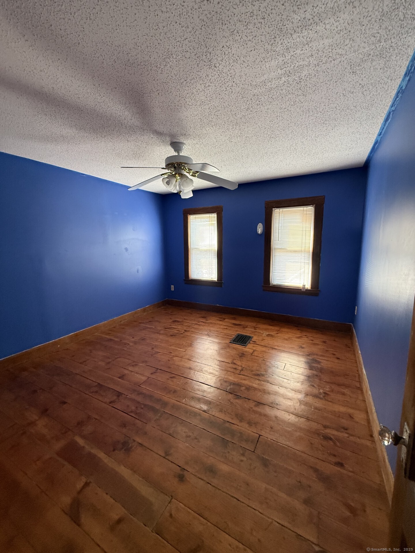 Hartford, Connecticut 06106, United States, 4 Bedrooms Bedrooms, ,3 BathroomsBathrooms,Residential,Pending,221264