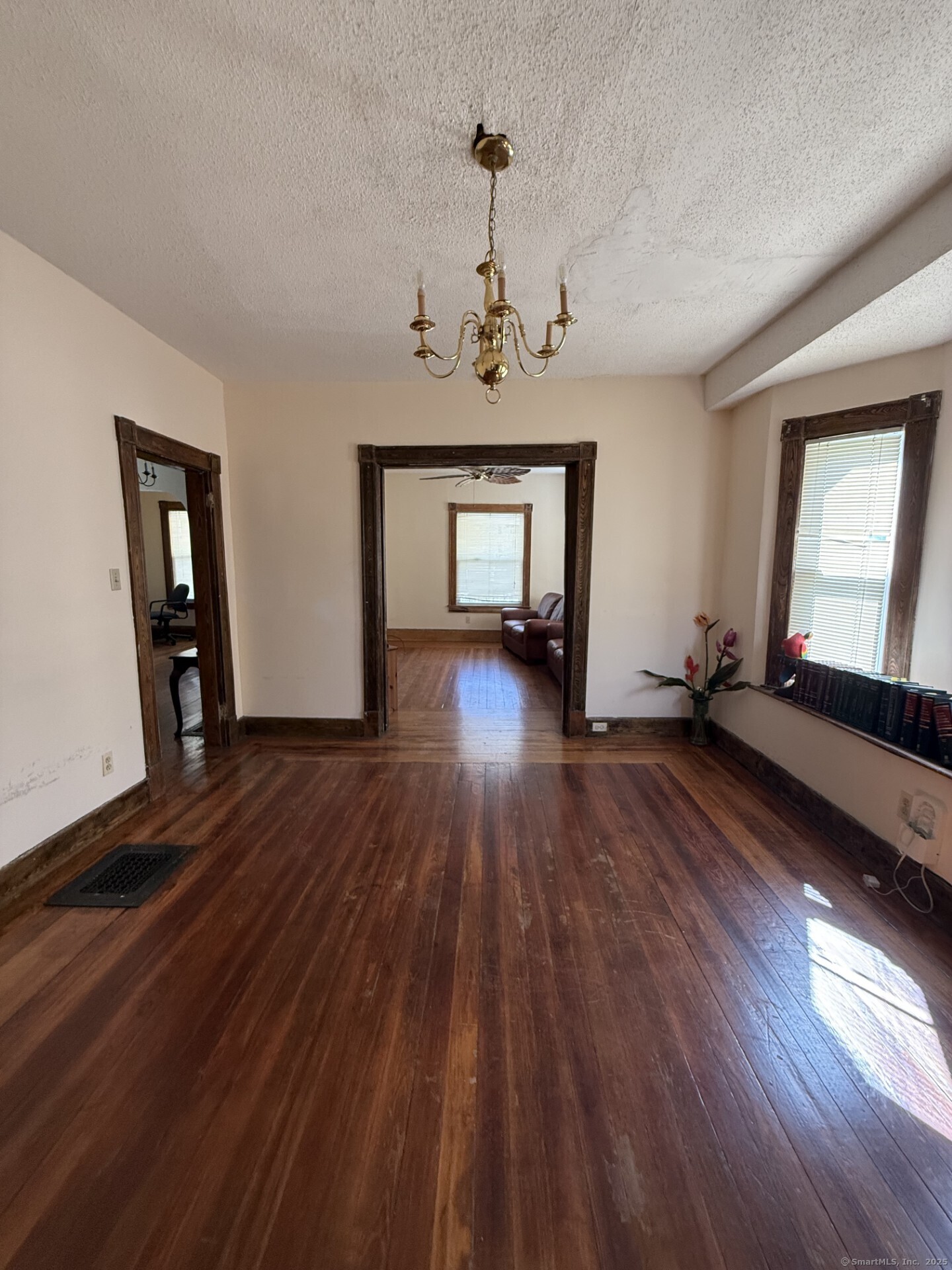 Hartford, Connecticut 06106, United States, 4 Bedrooms Bedrooms, ,3 BathroomsBathrooms,Residential,Pending,221264