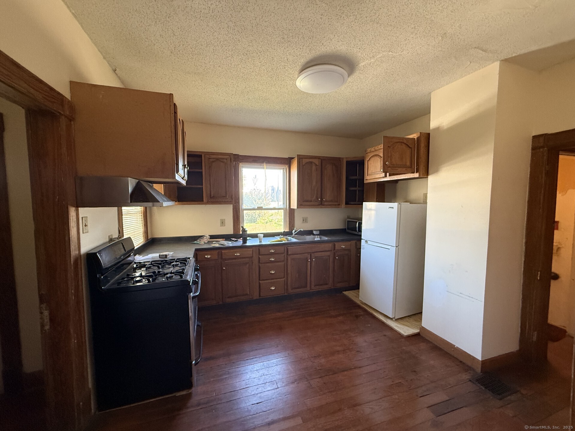 Hartford, Connecticut 06106, United States, 4 Bedrooms Bedrooms, ,3 BathroomsBathrooms,Residential,Pending,221264