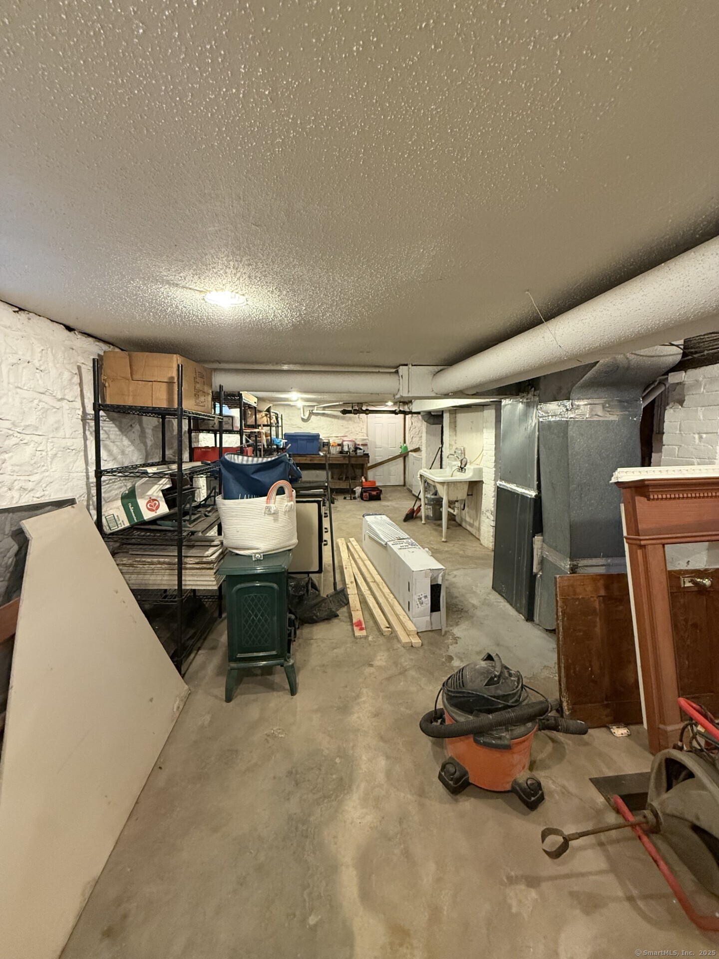 Hartford, Connecticut 06106, United States, 4 Bedrooms Bedrooms, ,3 BathroomsBathrooms,Residential,Pending,221264