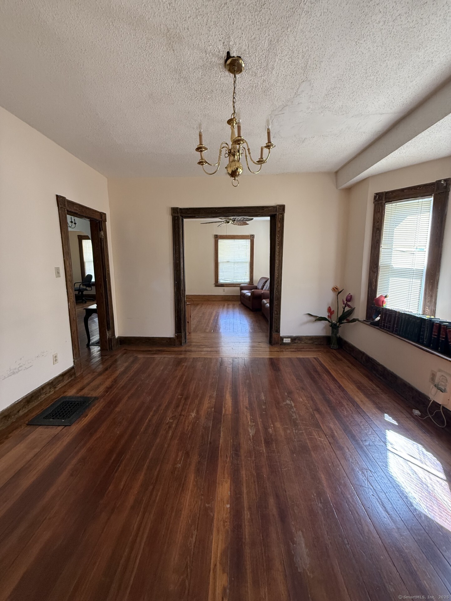 Hartford, Connecticut 06106, United States, 4 Bedrooms Bedrooms, ,3 BathroomsBathrooms,Residential,Pending,221264