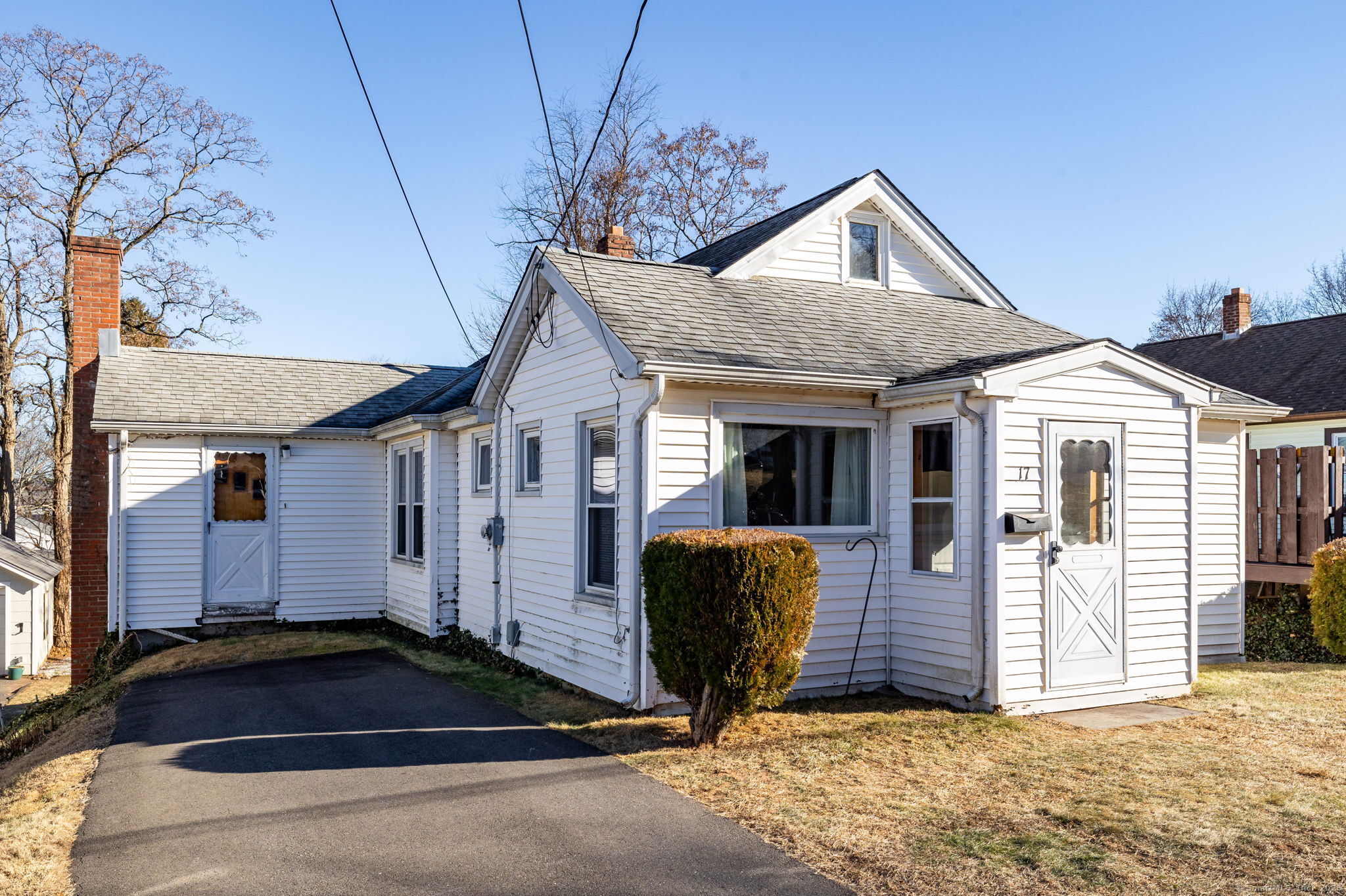 Overlook Avenue, Bristol, Connecticut - 2 Bedrooms  
1 Bathrooms  
5 Rooms - 