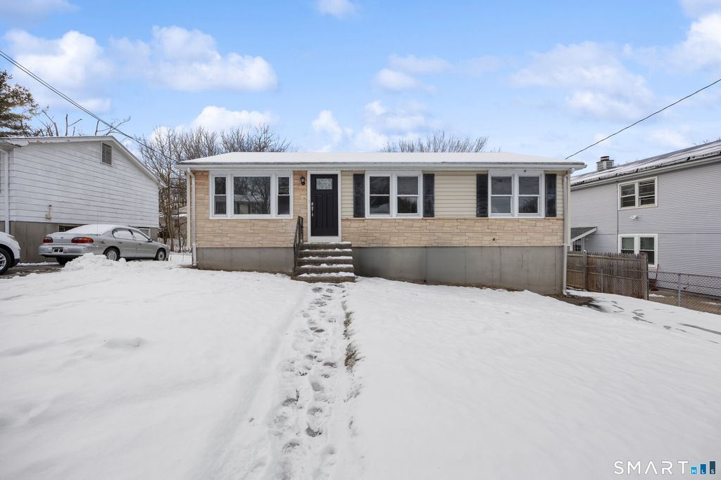 Photo of 9 High Top Circle E, Hamden, CT 06514 (MLS # 24142810)