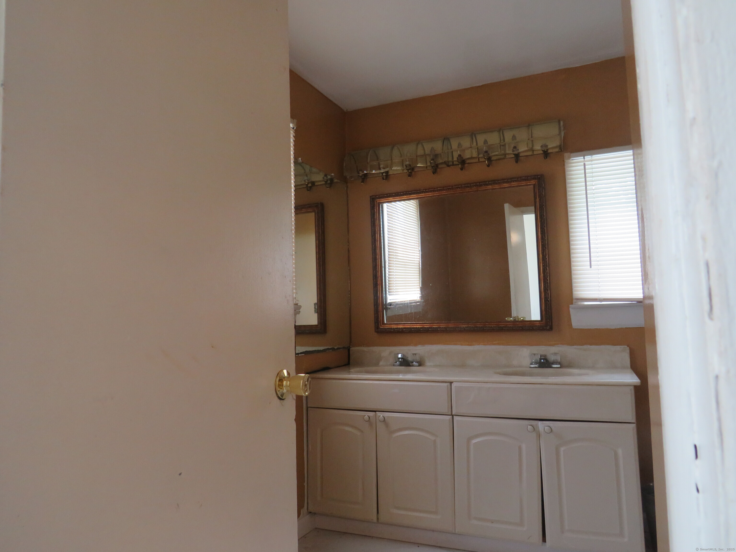 Windsor, Connecticut 06095, United States, 5 Bedrooms Bedrooms, ,3 BathroomsBathrooms,Residential,Active,157512