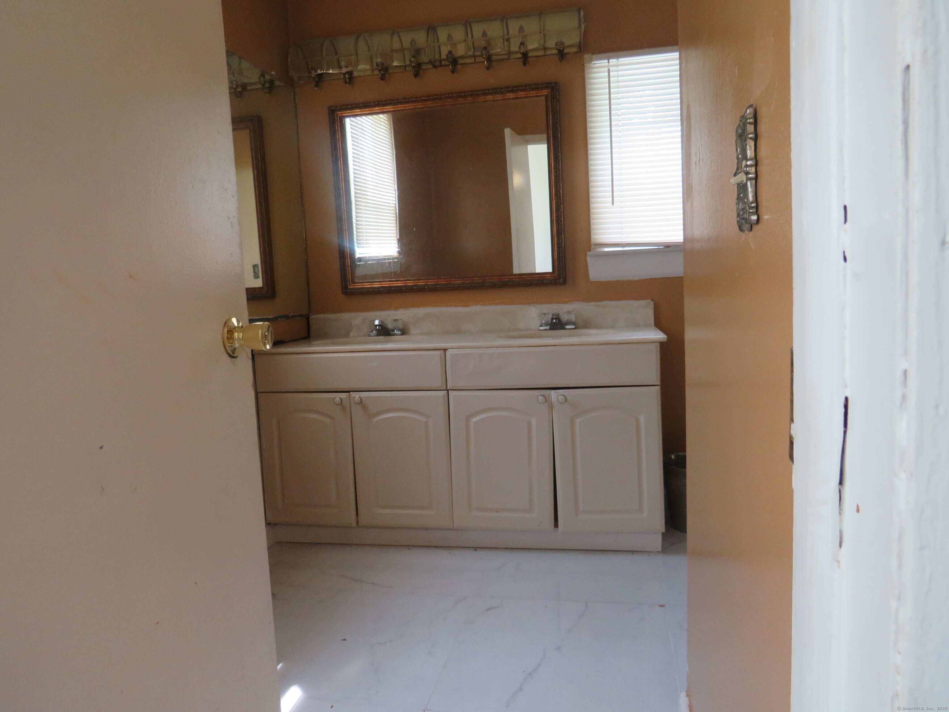 Windsor, Connecticut 06095, United States, 5 Bedrooms Bedrooms, ,3 BathroomsBathrooms,Residential,Active,157512