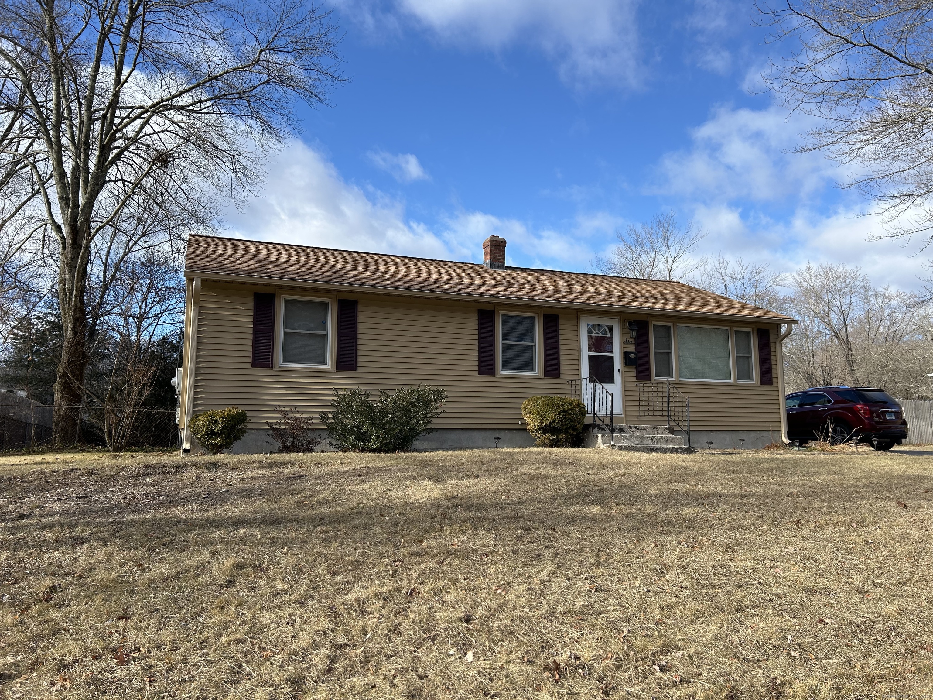 6 Varno Lane, Enfield, Connecticut - 3 Bedrooms  
2 Bathrooms  
5 Rooms - 