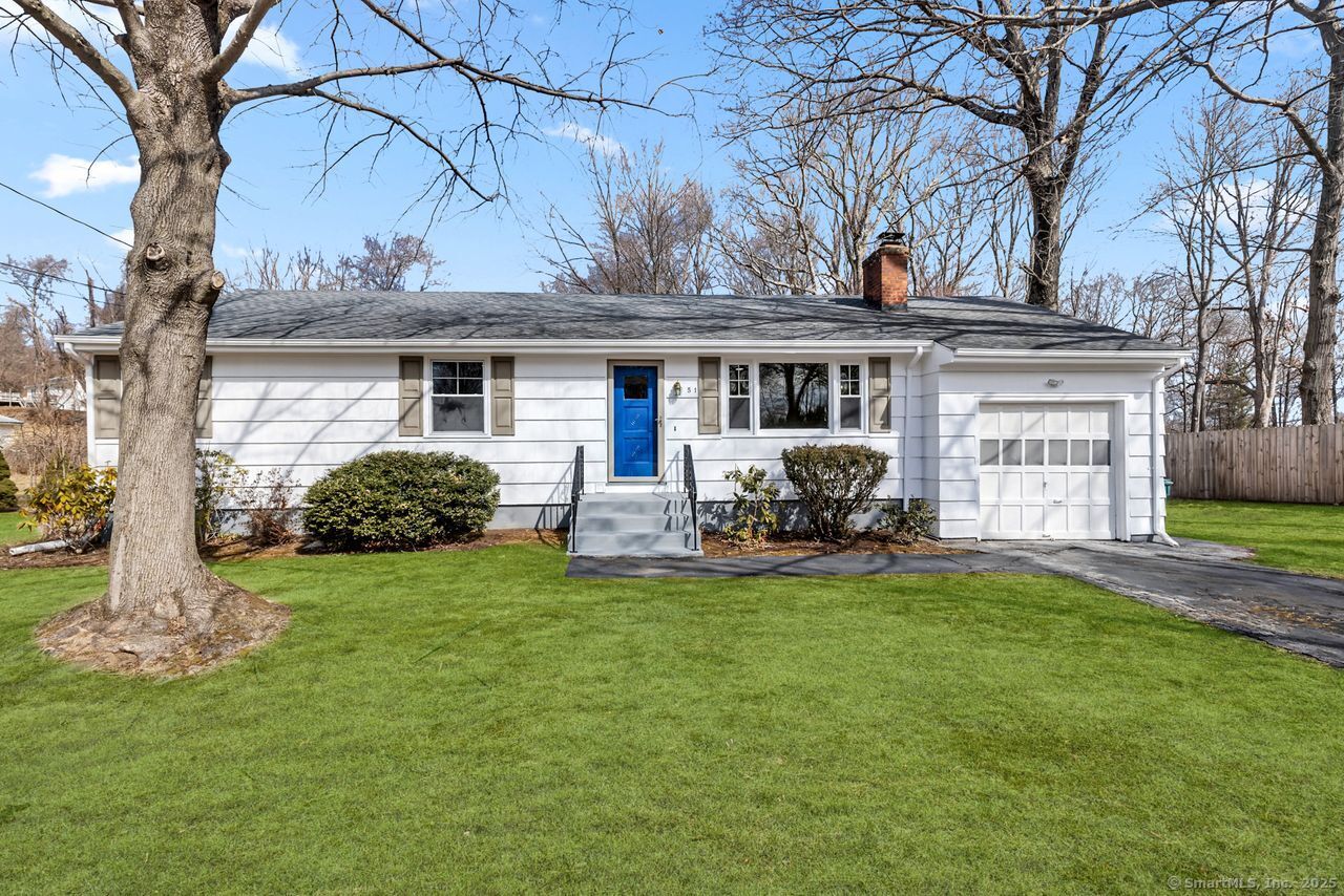 Jennifer Road, Hamden, Connecticut - 3 Bedrooms  
3 Bathrooms  
6 Rooms - 