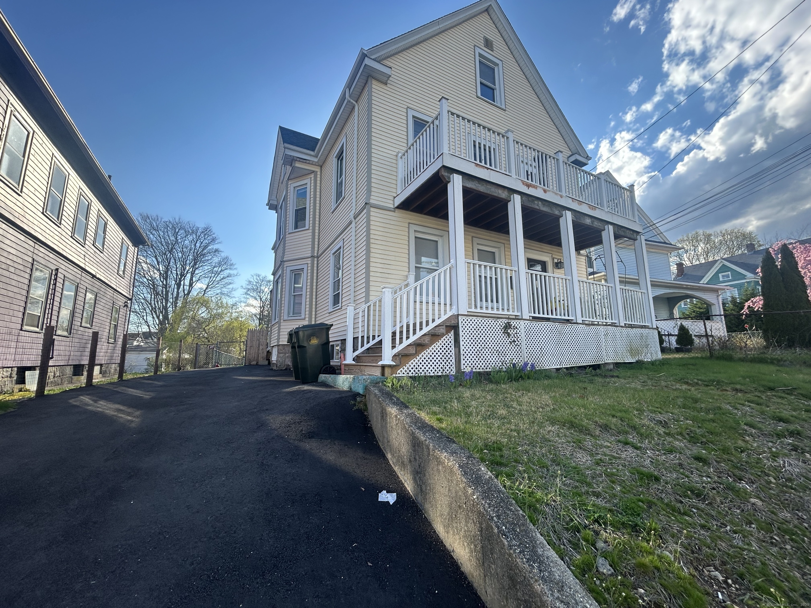 Colman Street, New London, Connecticut - 7 Bedrooms  
3 Bathrooms  
12 Rooms - 