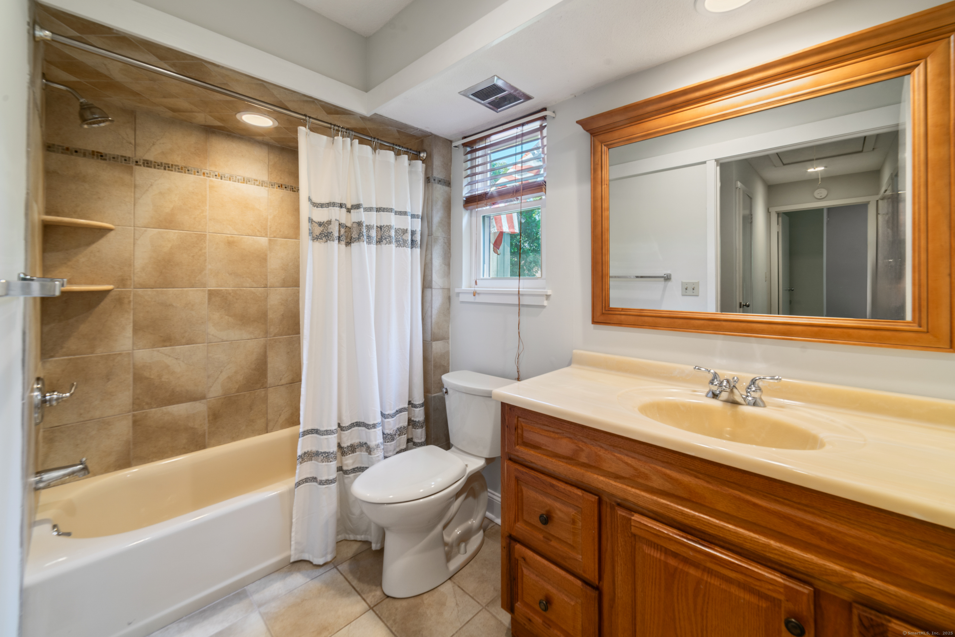 Southbury, Connecticut 06488, United States, 3 Bedrooms Bedrooms, ,2 BathroomsBathrooms,Residential,Active,168874