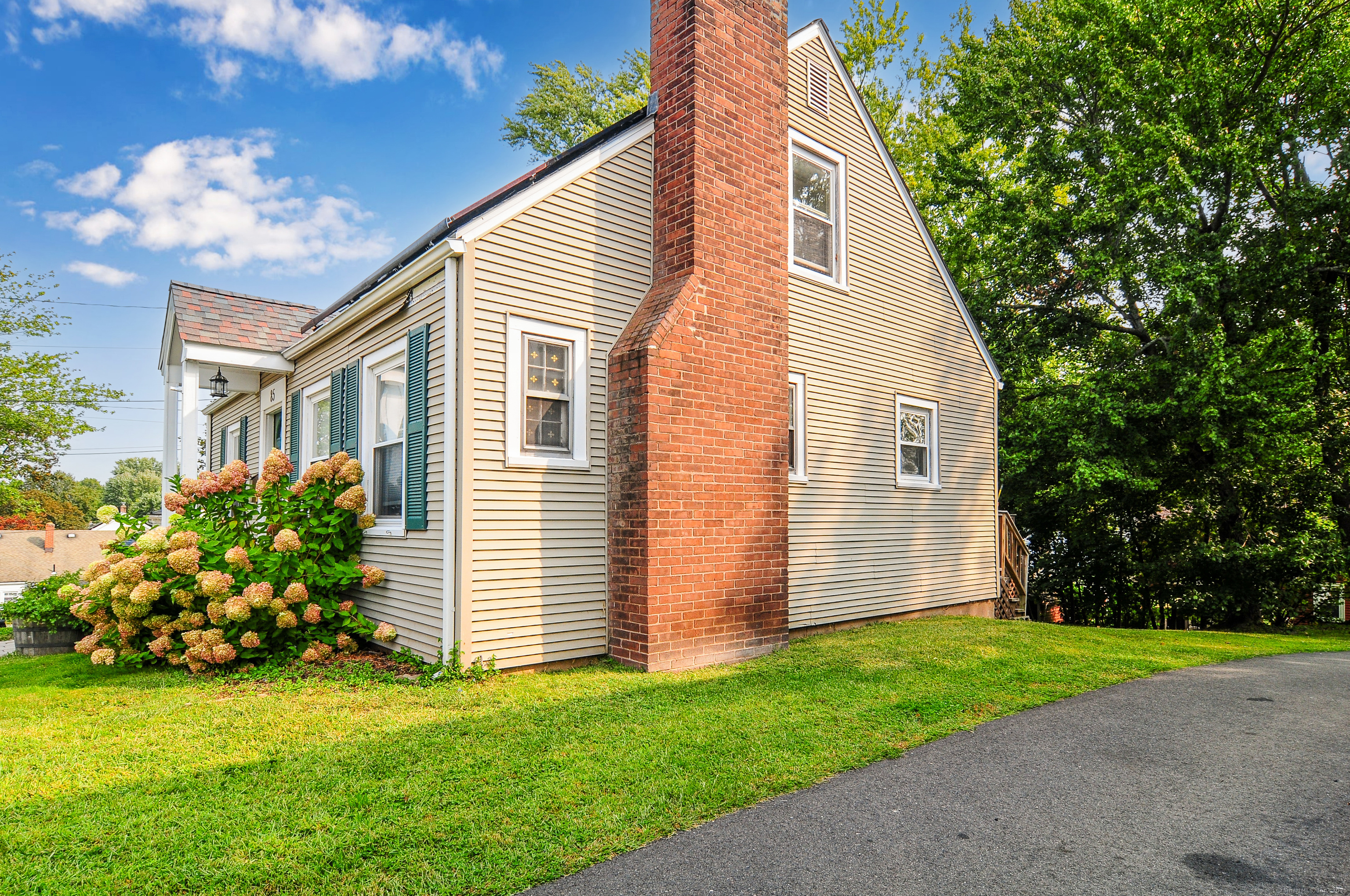 Manchester, Connecticut 06040, United States, 2 Bedrooms Bedrooms, ,1 BathroomBathrooms,Residential,Active,246843