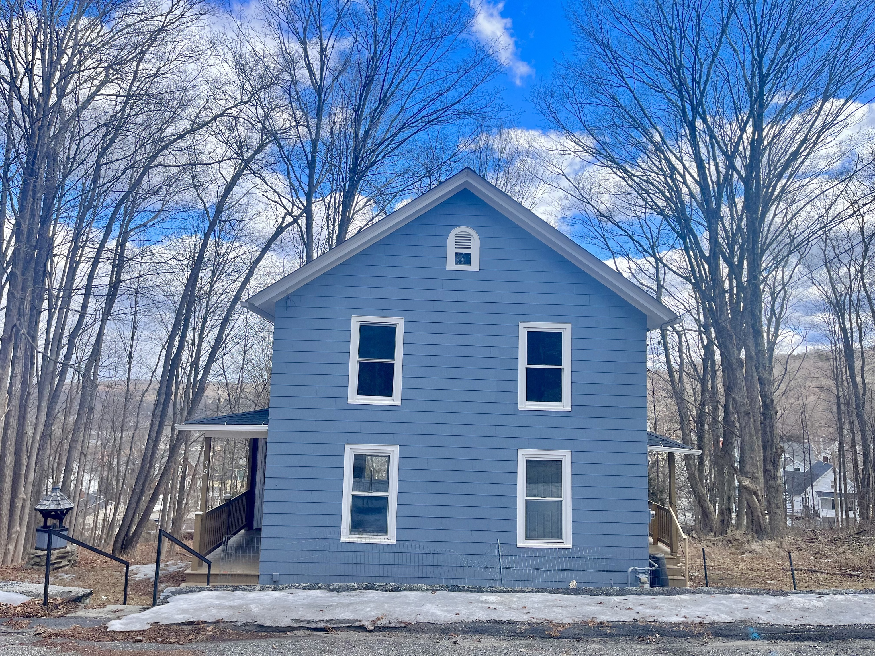 Orchard Street, Winchester, Connecticut - 3 Bedrooms  
2 Bathrooms  
6 Rooms - 