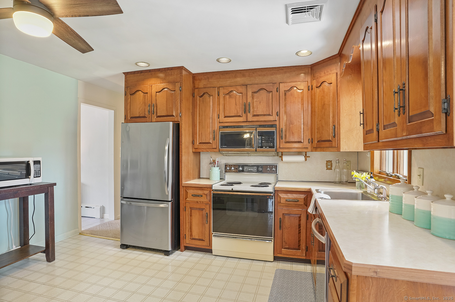 21 Randall Drive, Trumbull, Connecticut image 7