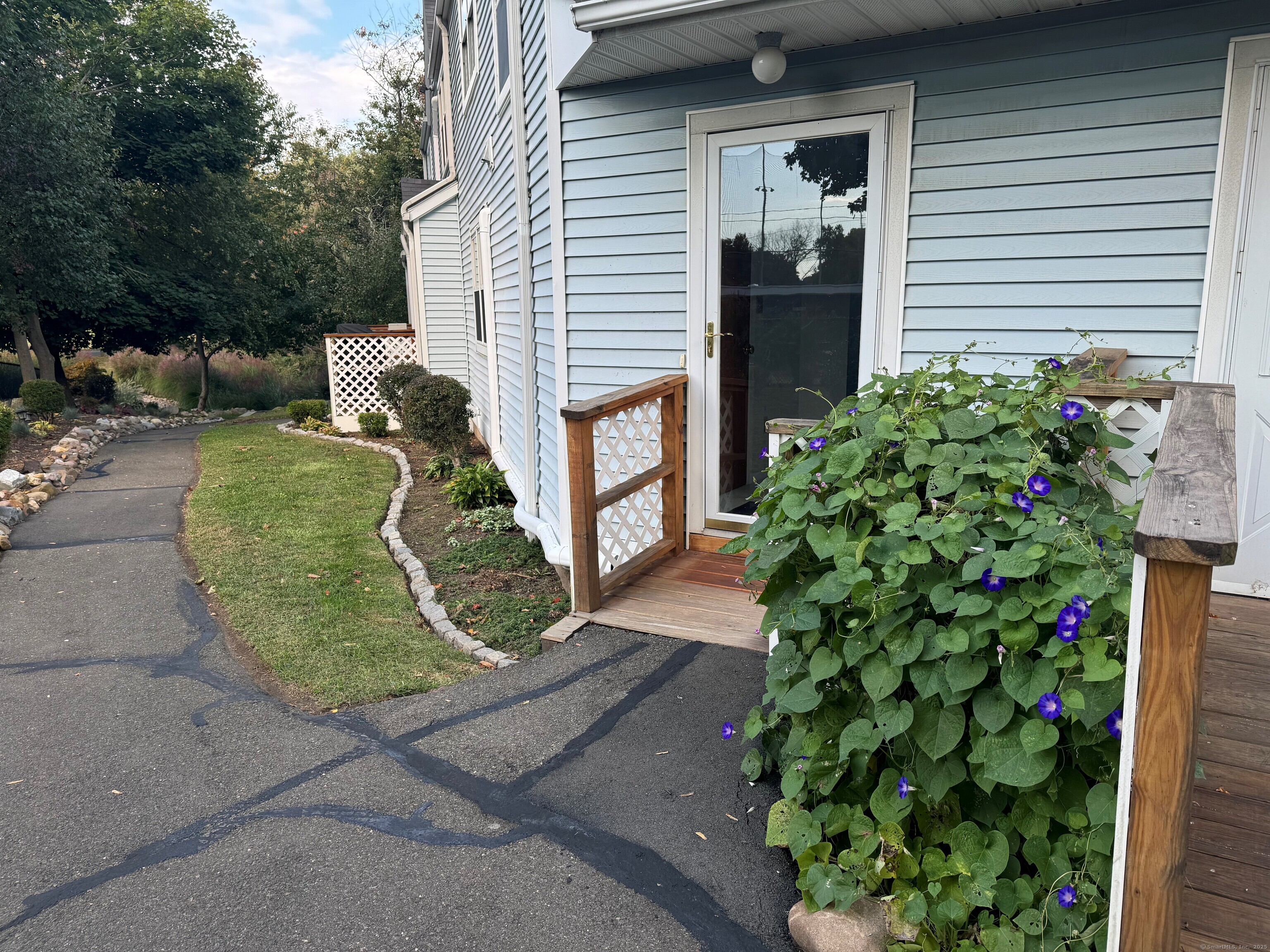 Woodward Avenue Apt 26, New Haven, Connecticut - 2 Bedrooms  
1 Bathrooms  
5 Rooms - 