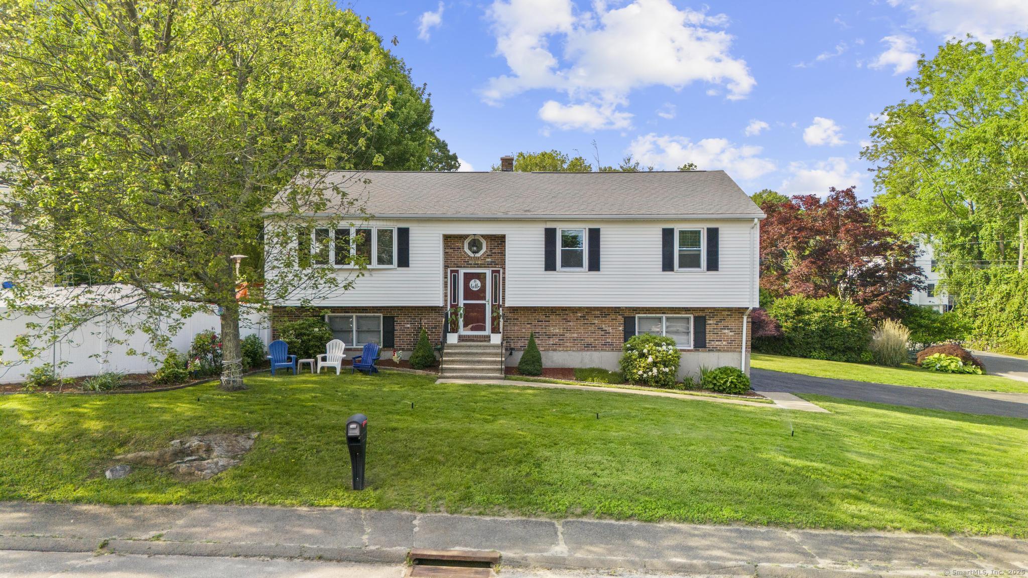 Property for Sale at Hidden Pond Drive, Waterbury, Connecticut - Bedrooms: 3 
Bathrooms: 3 
Rooms: 7  - $309,900