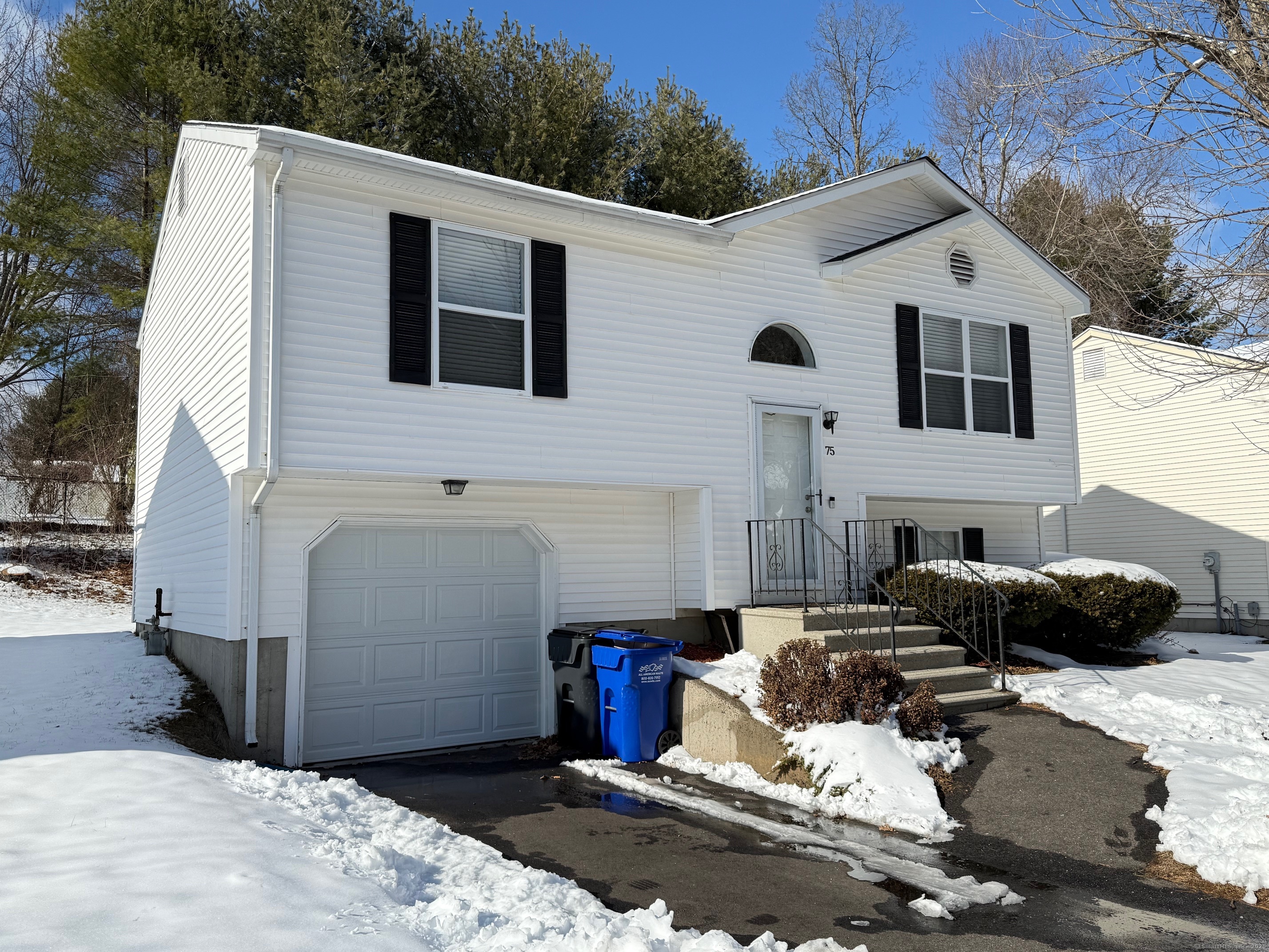 Branca Court 75, Milford, Connecticut - 3 Bedrooms  
2 Bathrooms  
5 Rooms - 