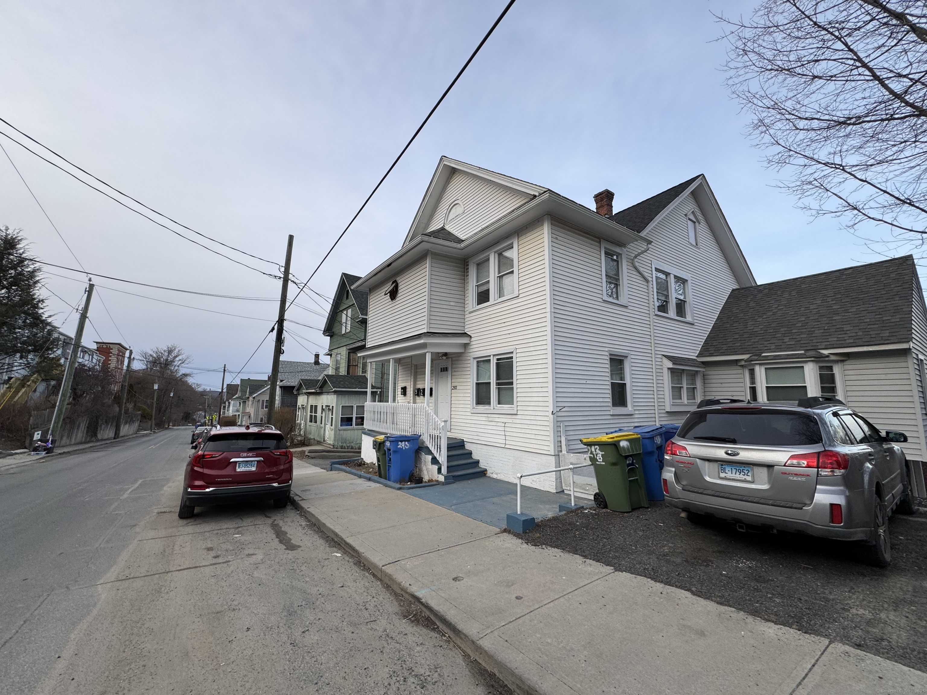 Congress Avenue, Waterbury, Connecticut - 7 Bedrooms  
3 Bathrooms  
13 Rooms - 