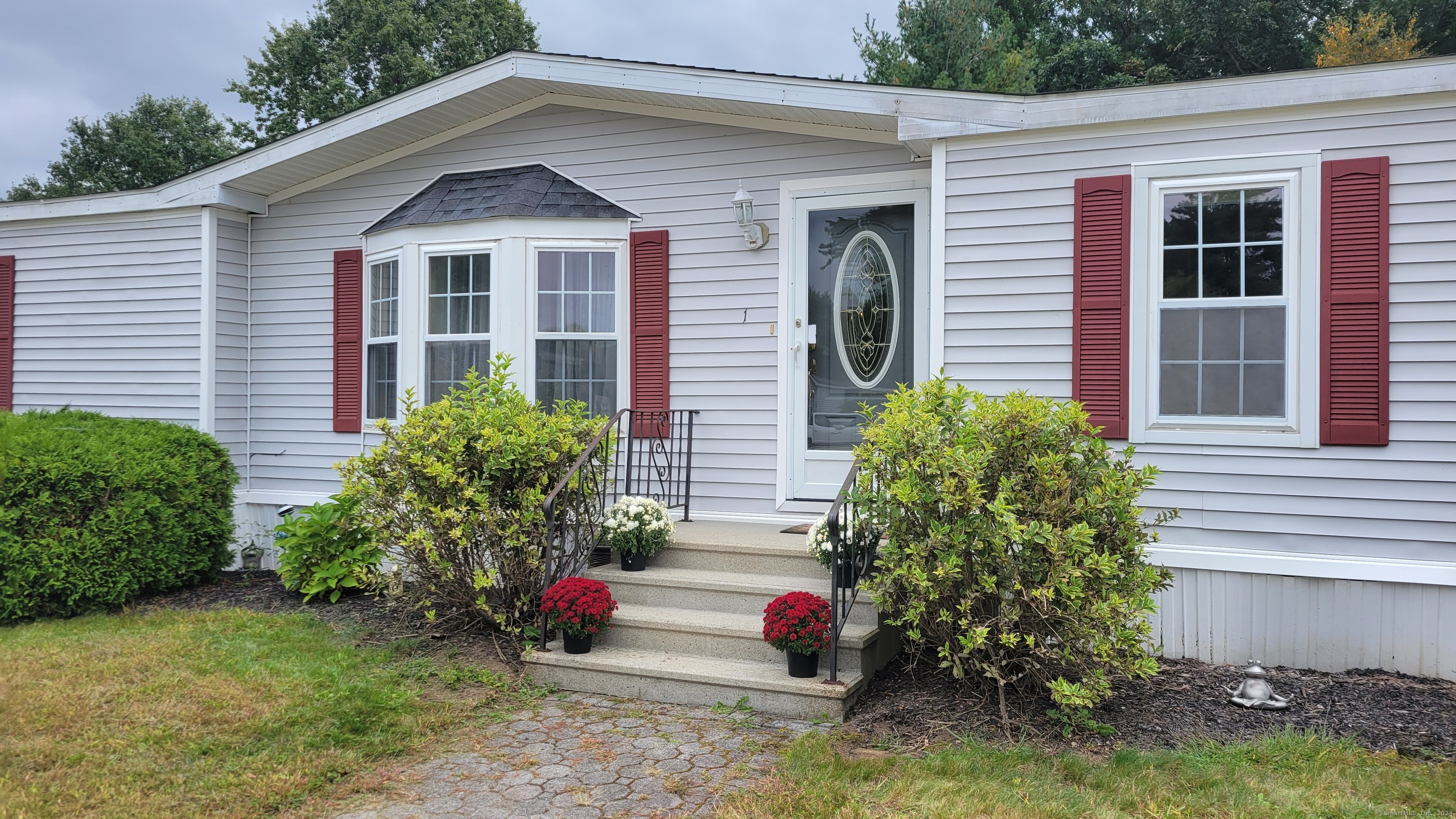 Circle Drive, Windham, Connecticut - 3 Bedrooms  
2 Bathrooms  
5 Rooms - 