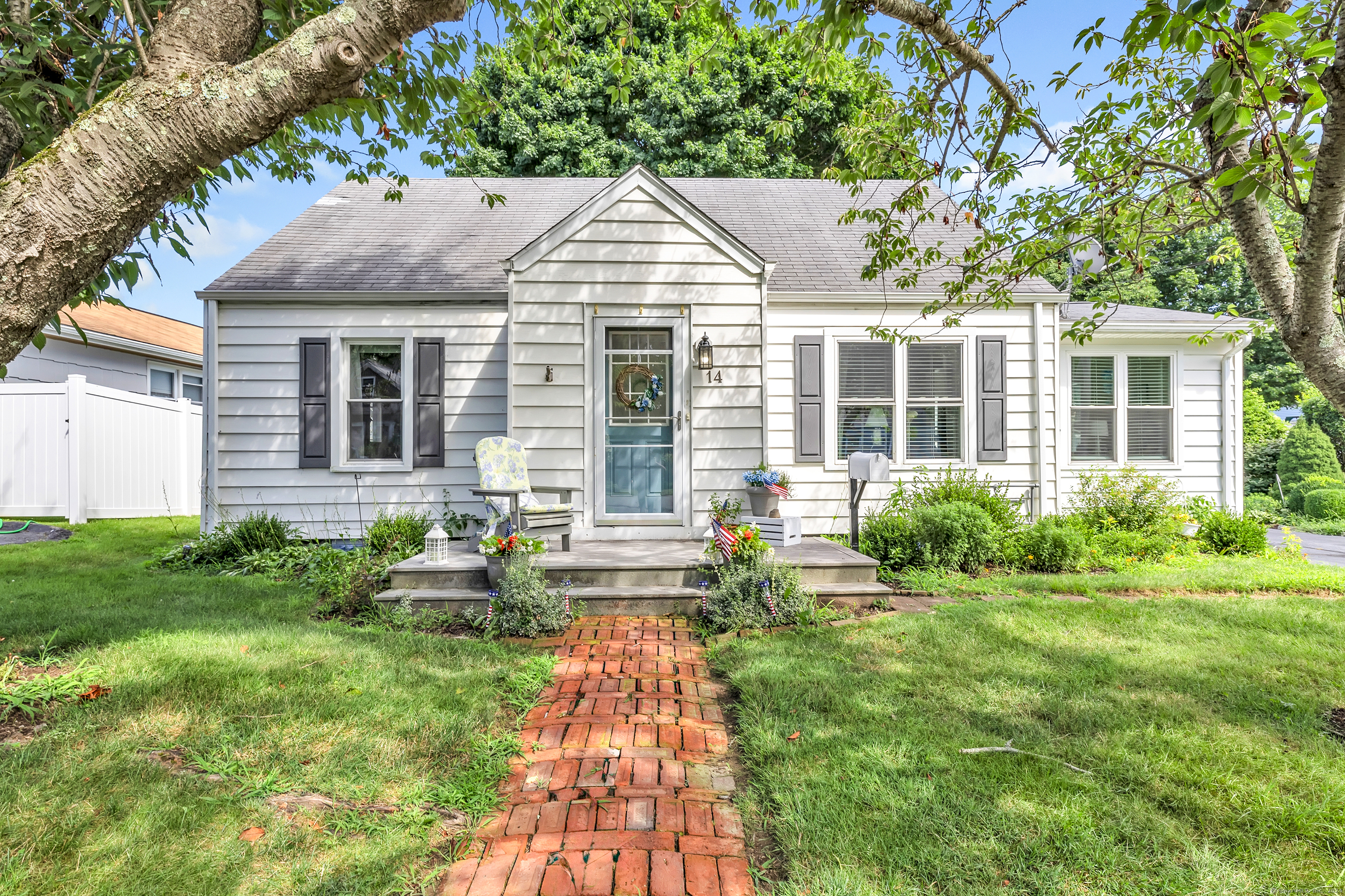 14 Pickett Street, Milford, Connecticut - 3 Bedrooms  
1 Bathrooms  
6 Rooms - 