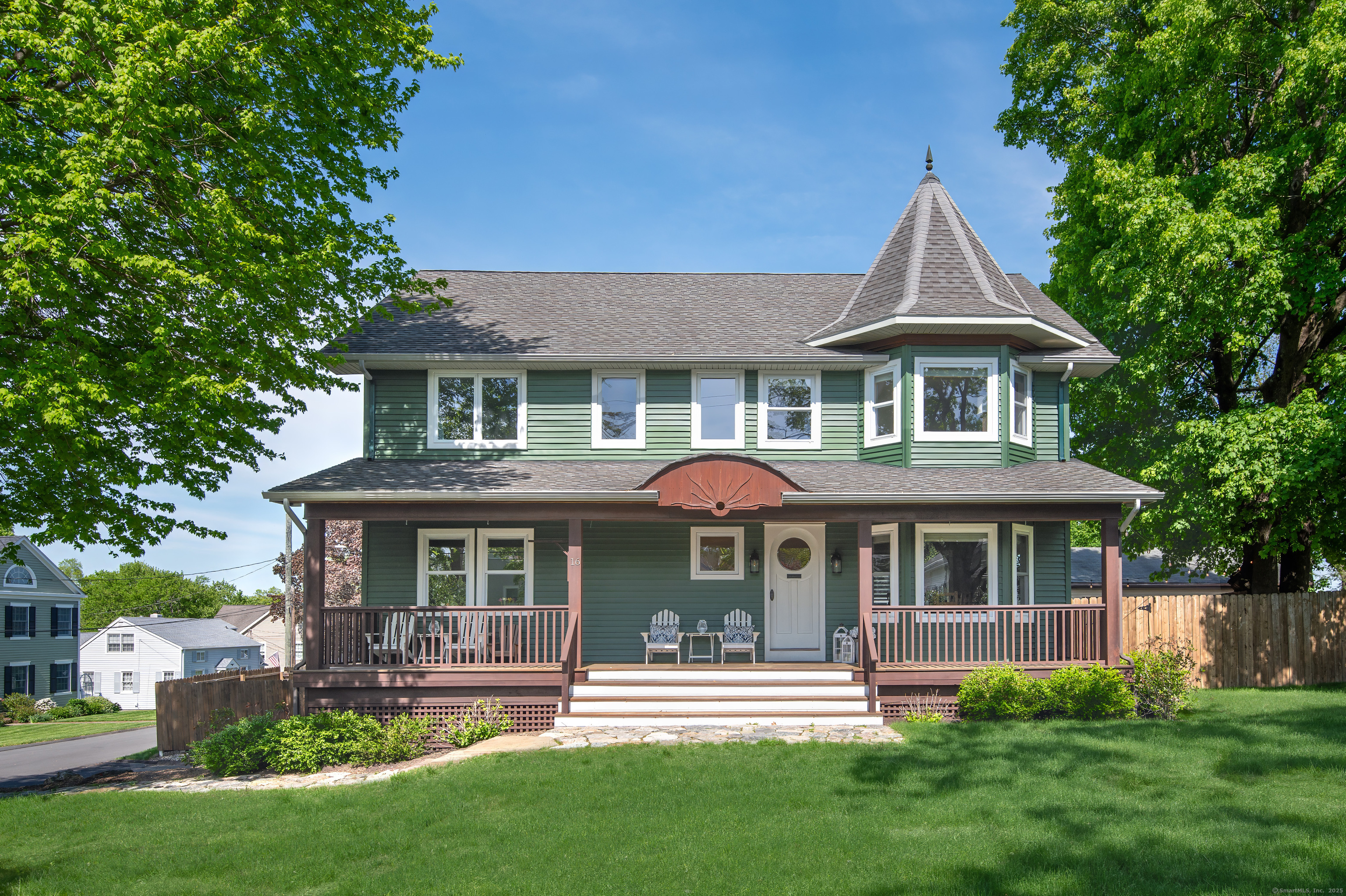 Mountain View Avenue, Ridgefield, Connecticut - 4 Bedrooms  
4 Bathrooms  
8 Rooms - 