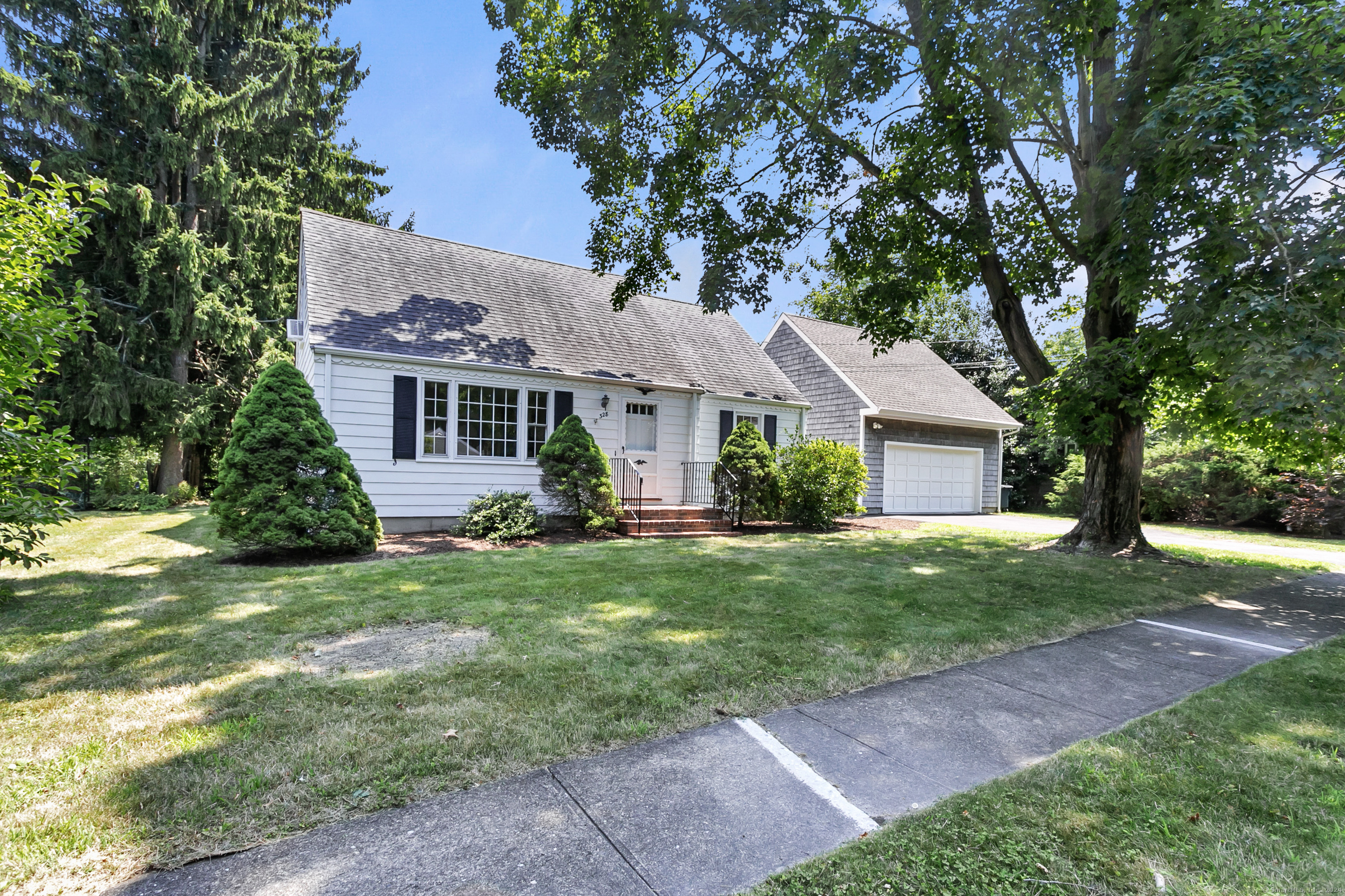 Rental Property at 328 Alma Drive, Fairfield, Connecticut - Bedrooms: 3 
Bathrooms: 2 
Rooms: 6  - $5,500 MO.