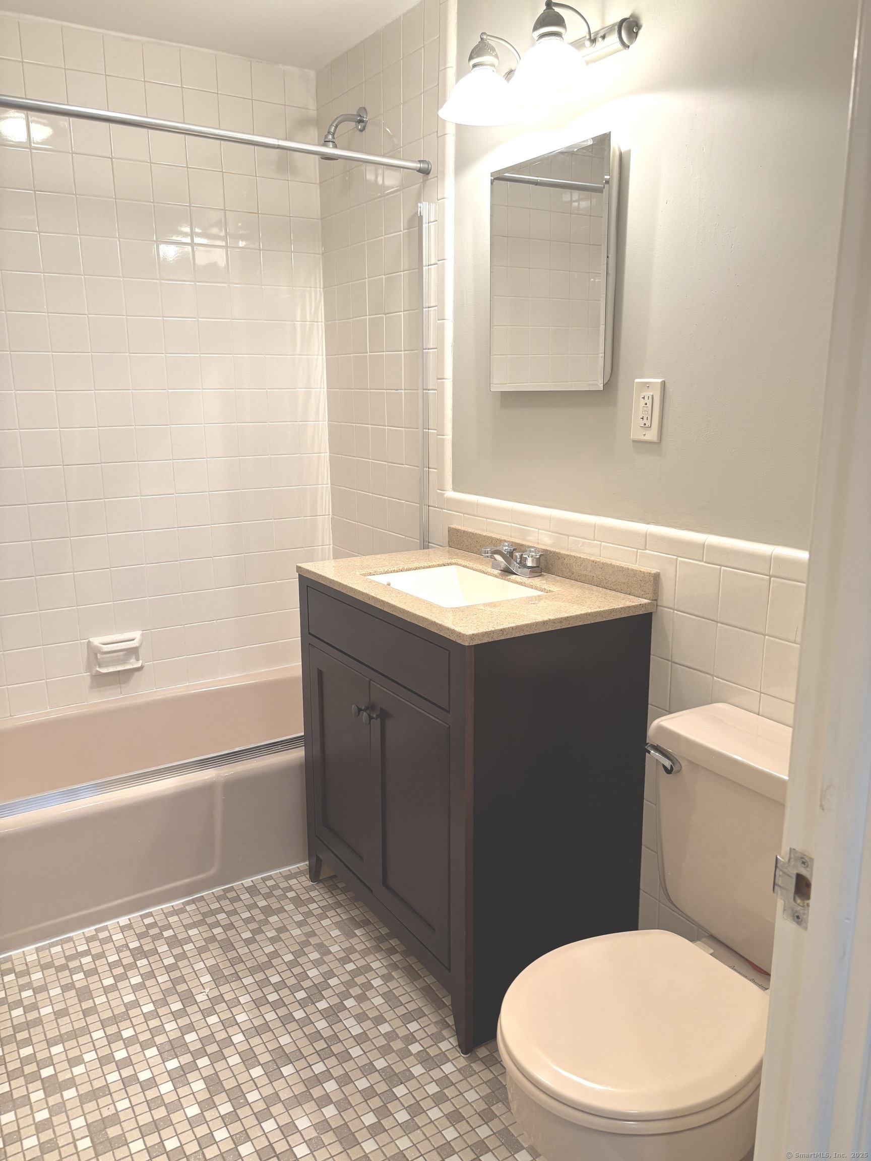 West Hartford, Connecticut 06110, United States, 1 Bedroom Bedrooms, ,1 BathroomBathrooms,Residential,Active,124706