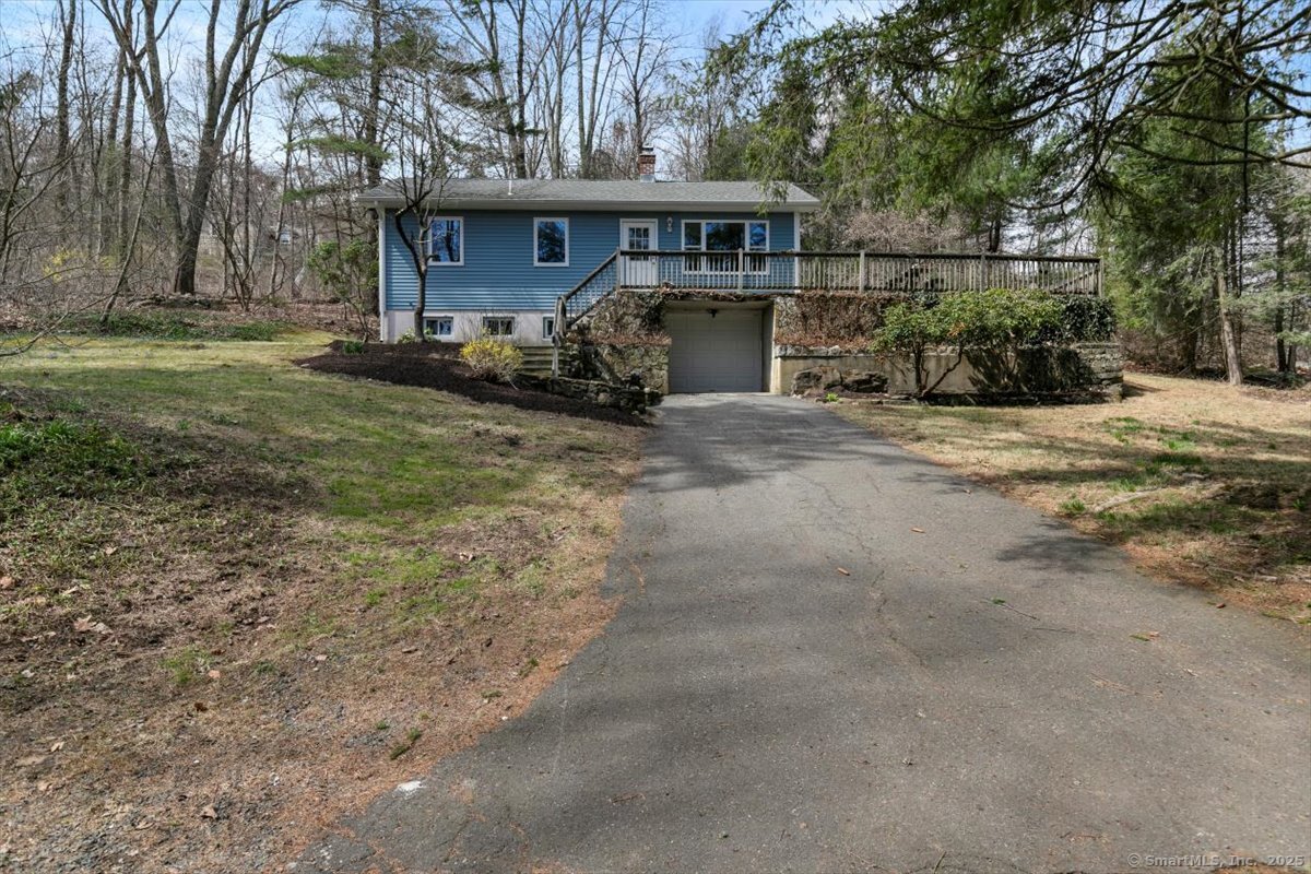 Lake Shore Drive, Middlebury, Connecticut - 3 Bedrooms  
1 Bathrooms  
6 Rooms - 