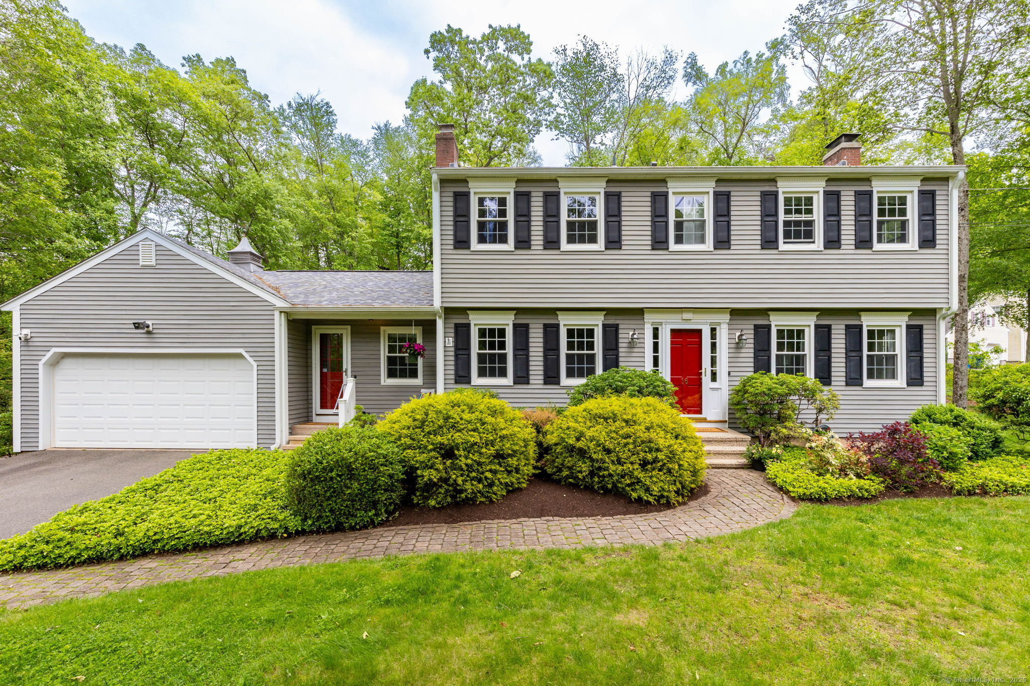 Darley Drive, Hamden, Connecticut - 4 Bedrooms  
3 Bathrooms  
8 Rooms - 