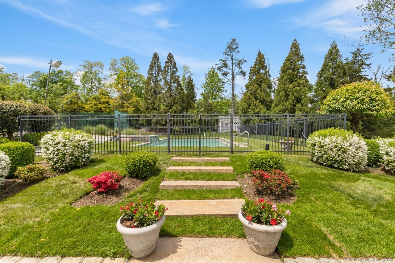 24 Lawrence Hill Road