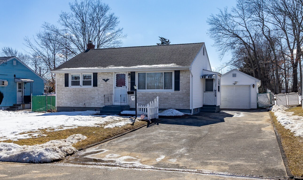 Wood Road, New Britain, Connecticut - 2 Bedrooms  
2 Bathrooms  
5 Rooms - 