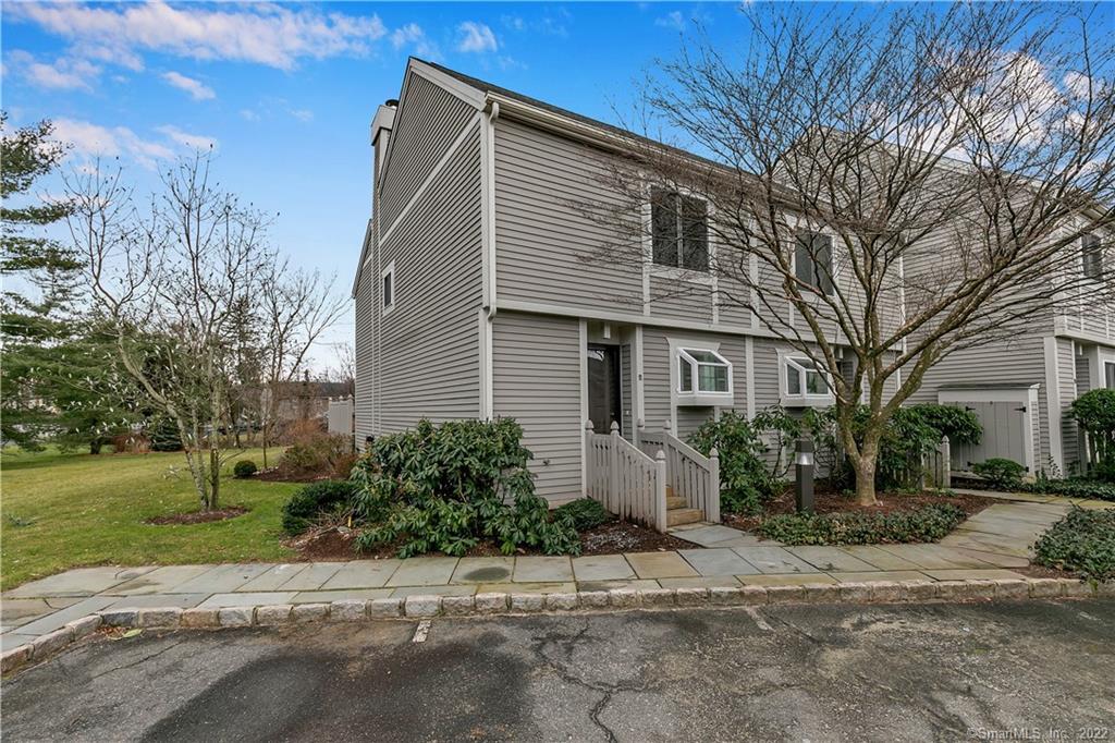 Strathmore Lane 11, Norwalk, Connecticut - 2 Bedrooms  
2 Bathrooms  
4 Rooms - 